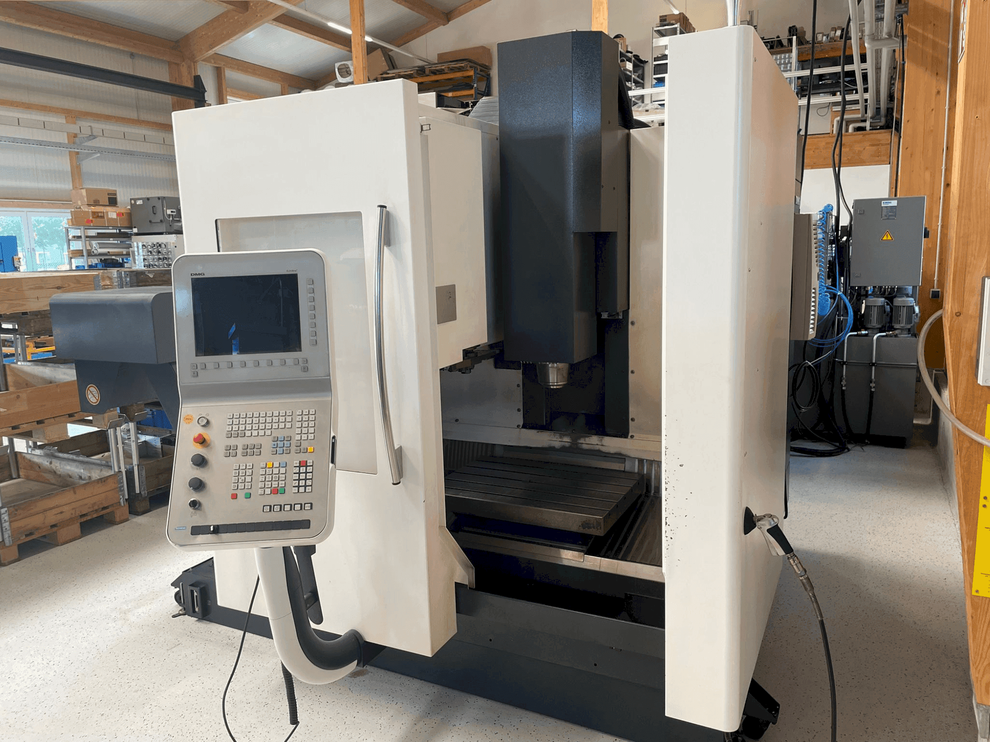 Frontansicht der DMG DMC 635 V eco  Maschine