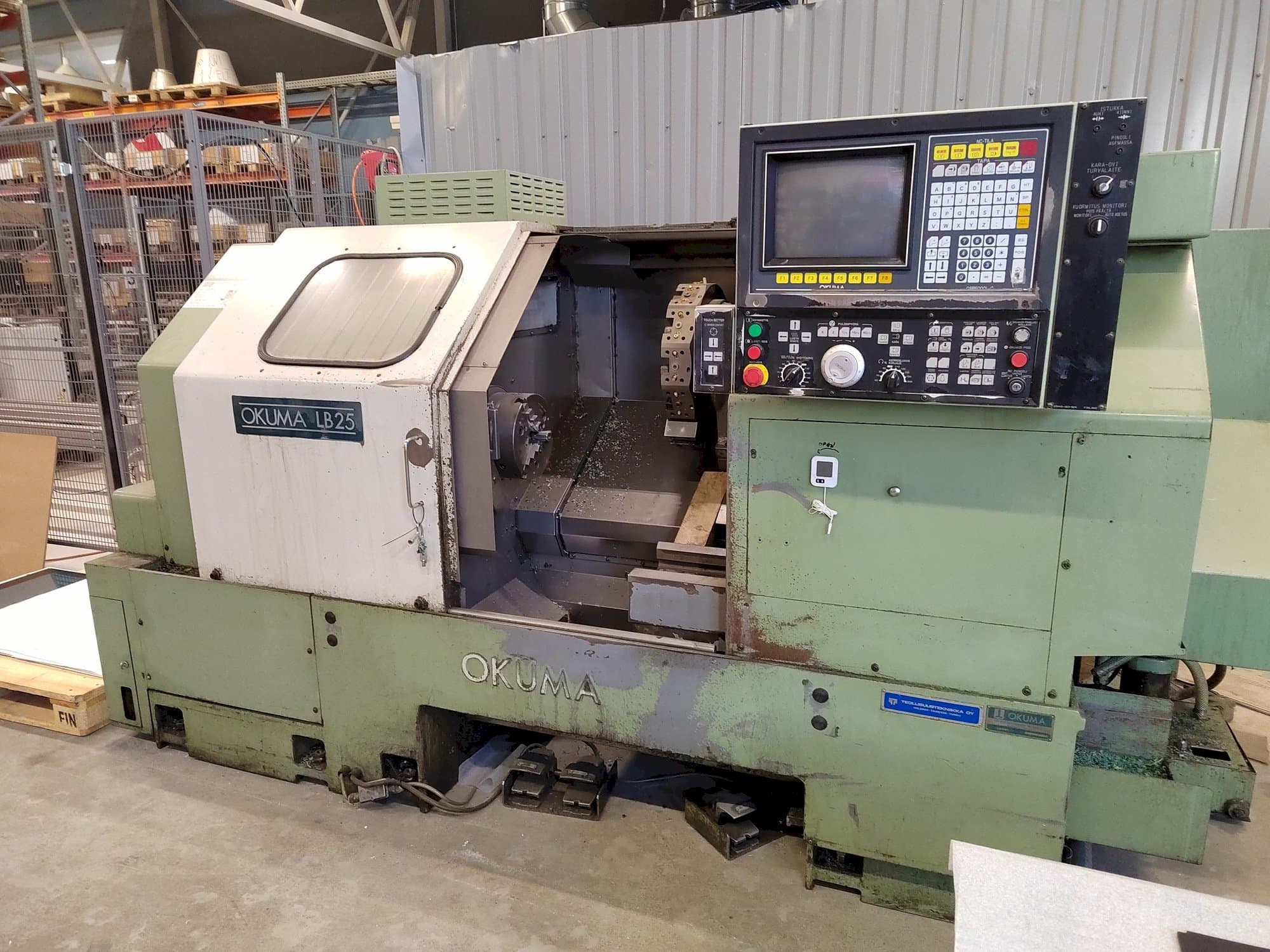 Frontansicht der Okuma LB25 Maschine