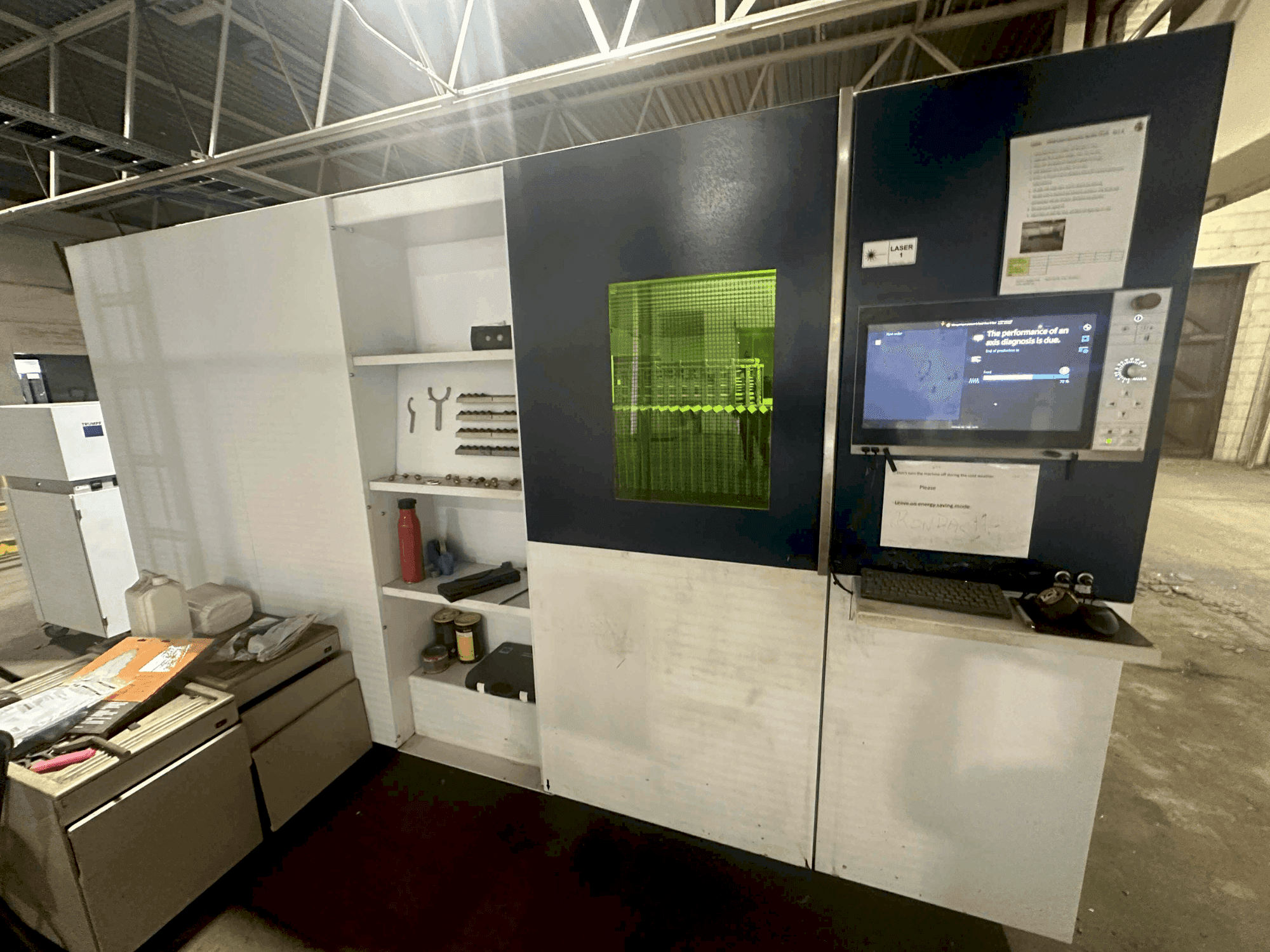 Frontansicht der TRUMPF Trulaser 1040 Fiber  Maschine