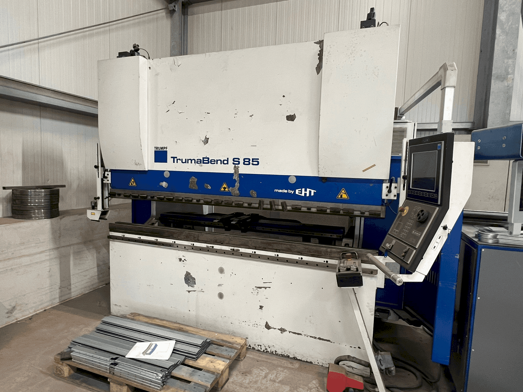 Frontansicht der TRUMPF TrumaBend S 85 - 25  Maschine