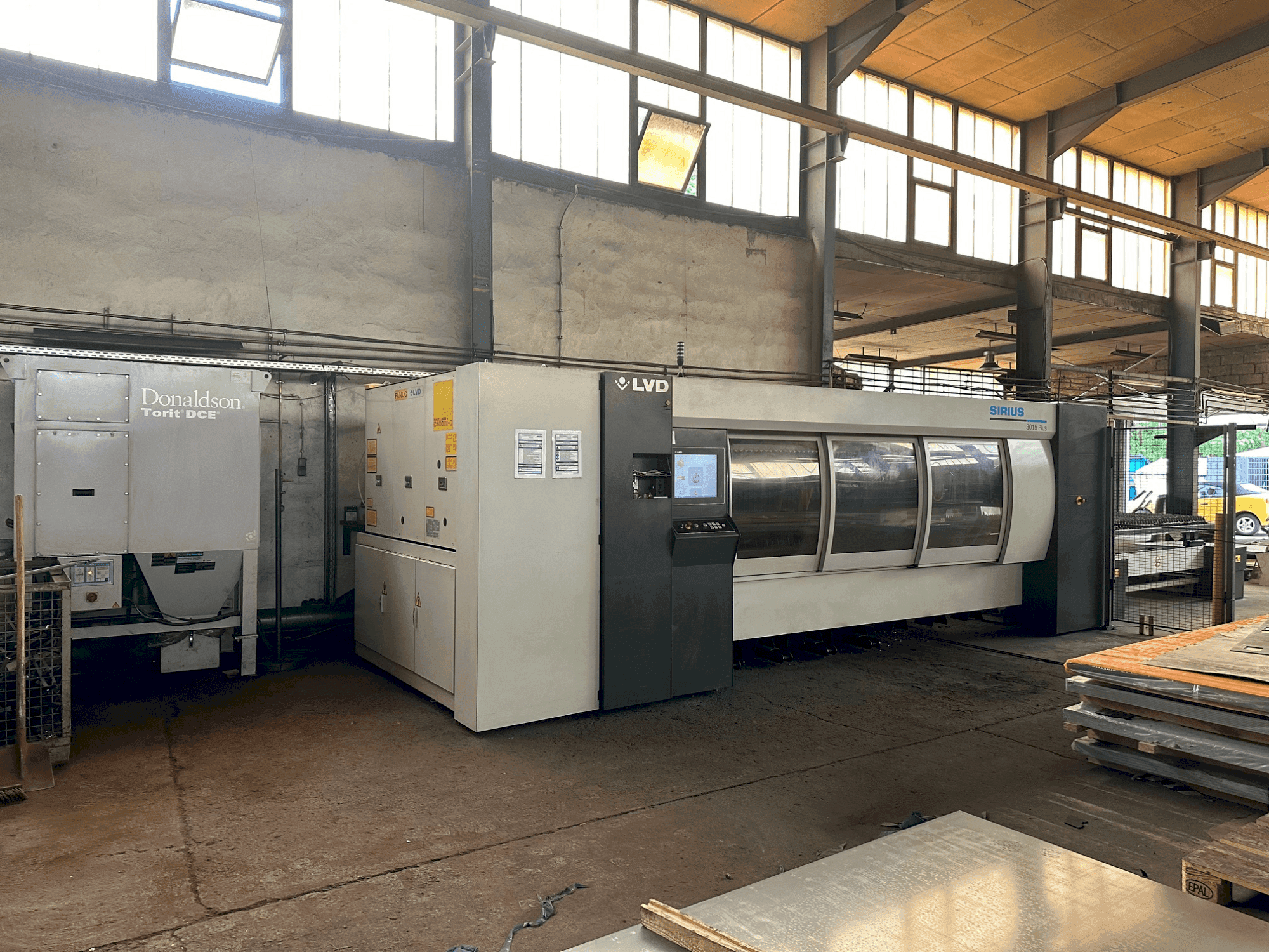 Frontansicht der LVD Sirius 3015 PLUS  Maschine