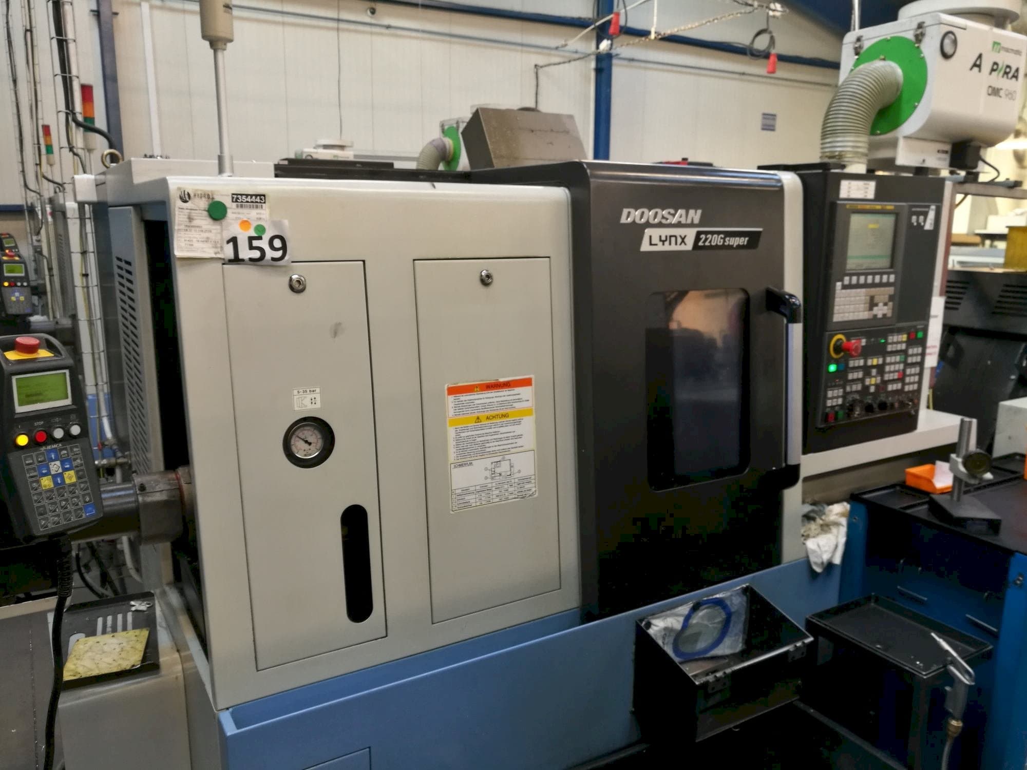 Linke Ansicht der Doosan Lynx 220GA Maschine