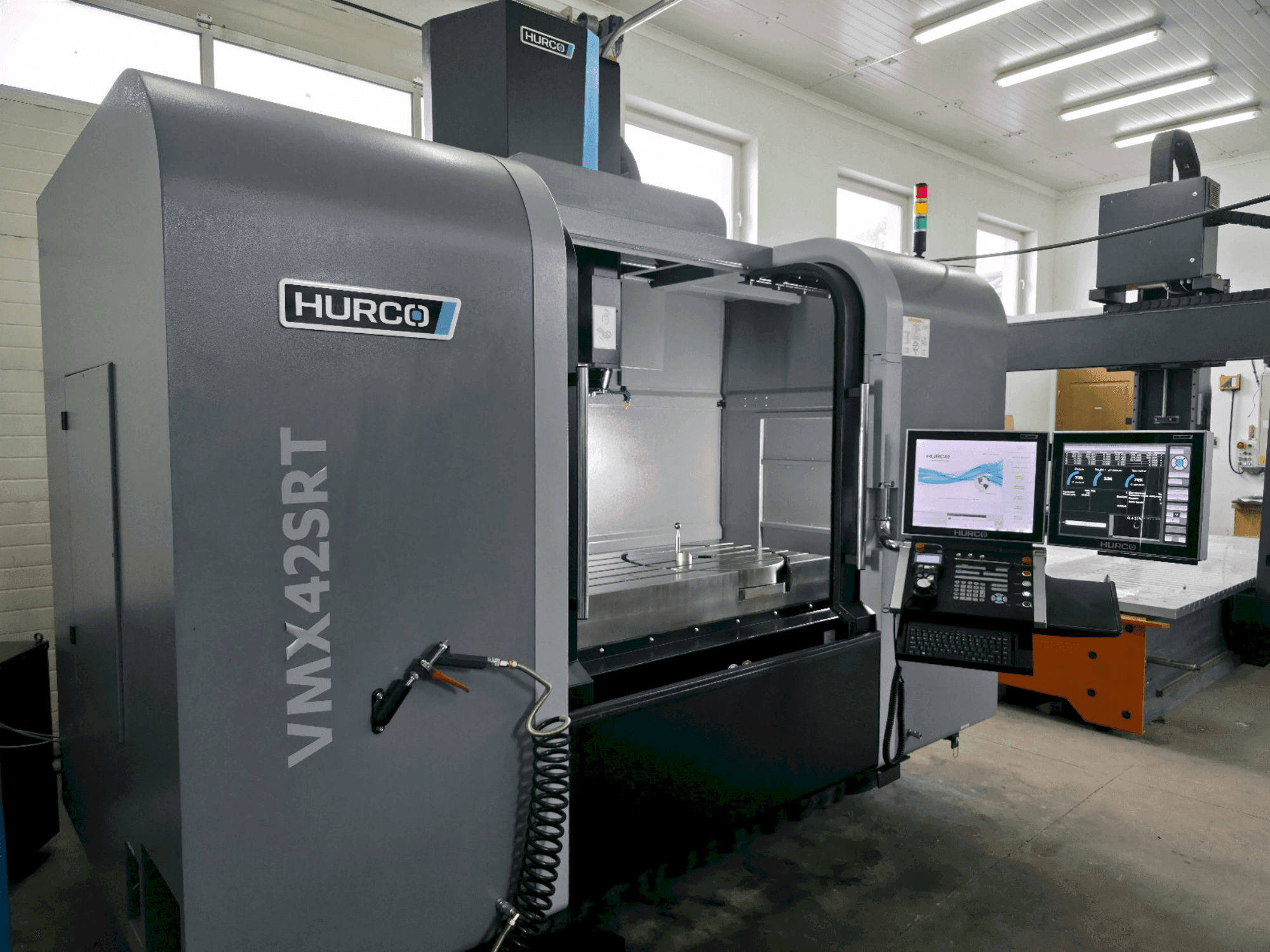 Frontansicht der Hurco VMX 42SRTi  Maschine