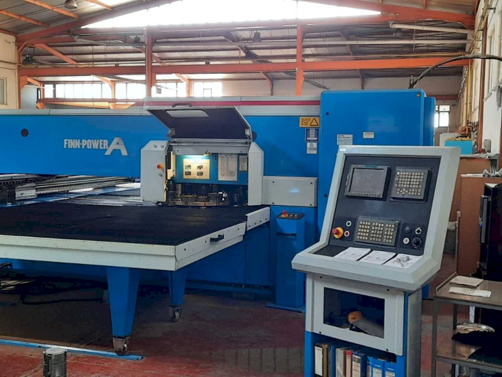 Frontansicht der Finn-Power A525F  Maschine