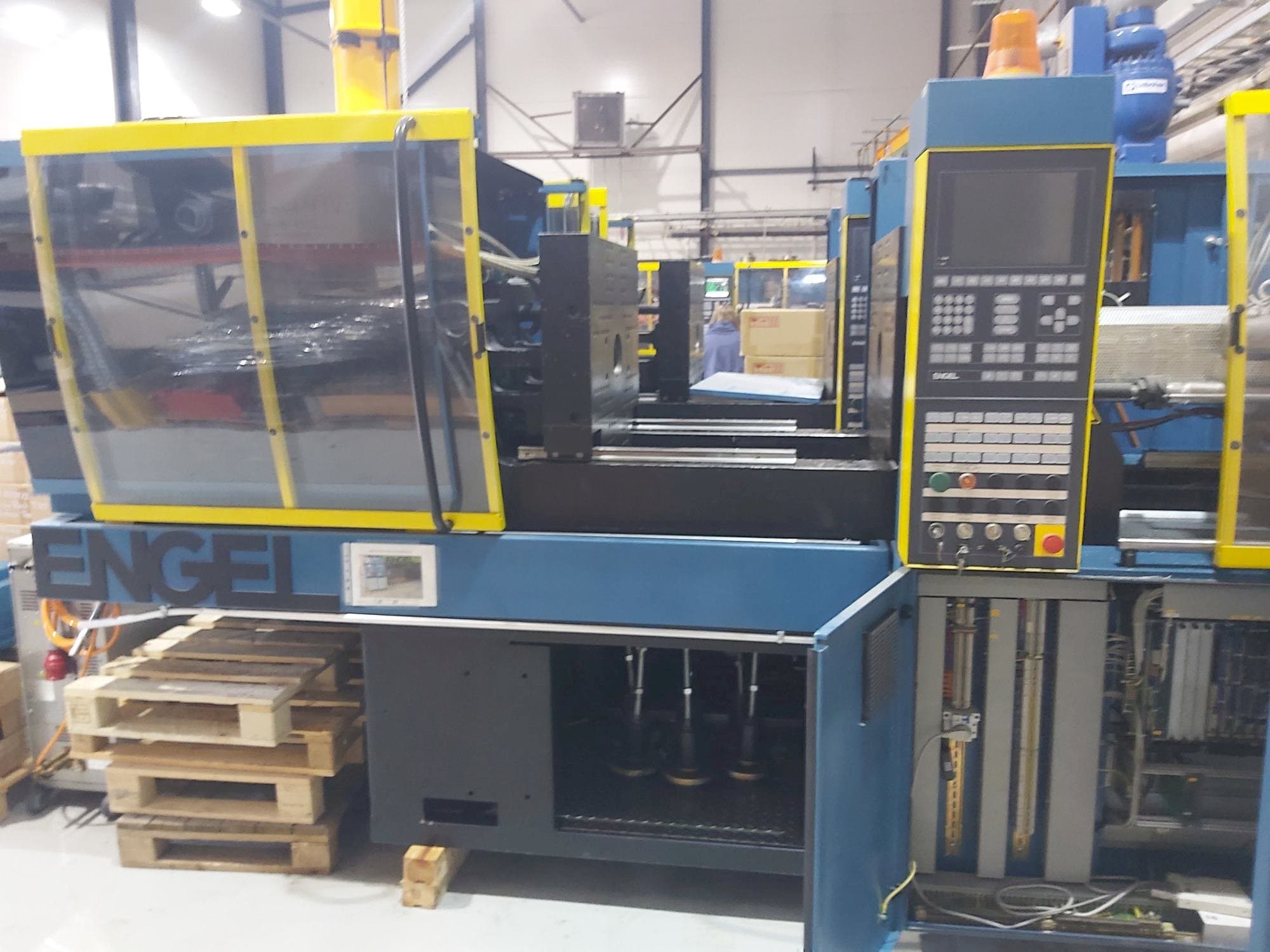 Frontansicht der ENGEL ES 330/80 HL  Maschine