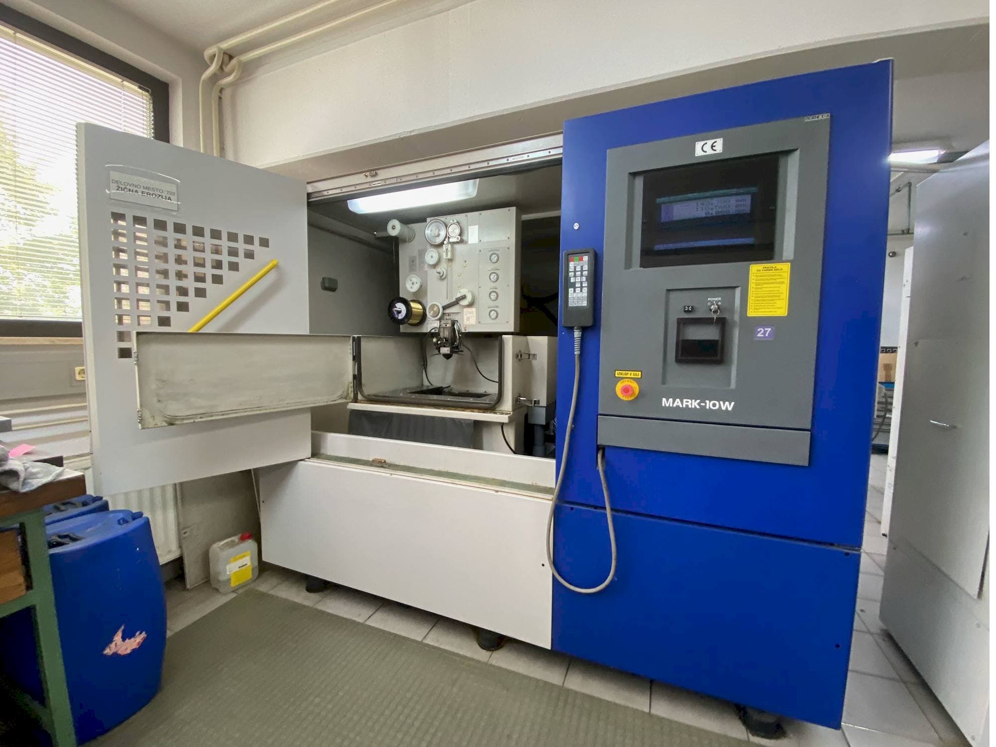 Frontansicht der Hitachi 254Y  Maschine