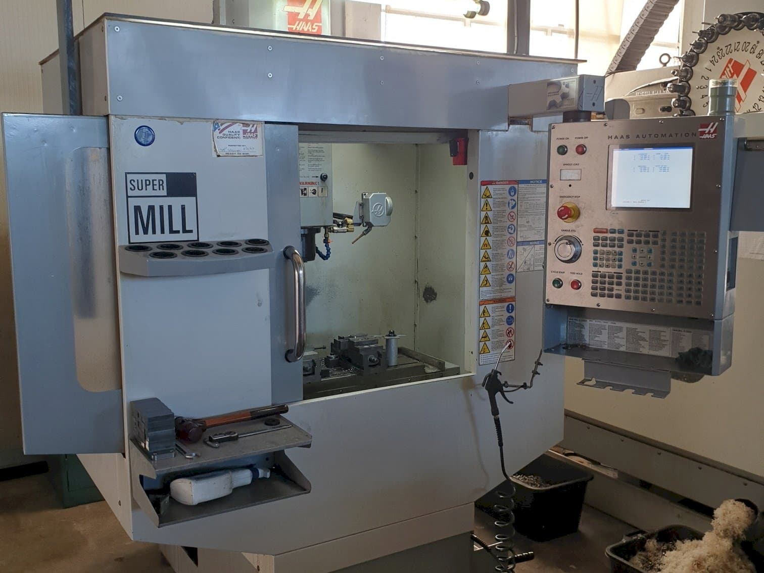 Frontansicht der HAAS SUPER MINI MILL  Maschine