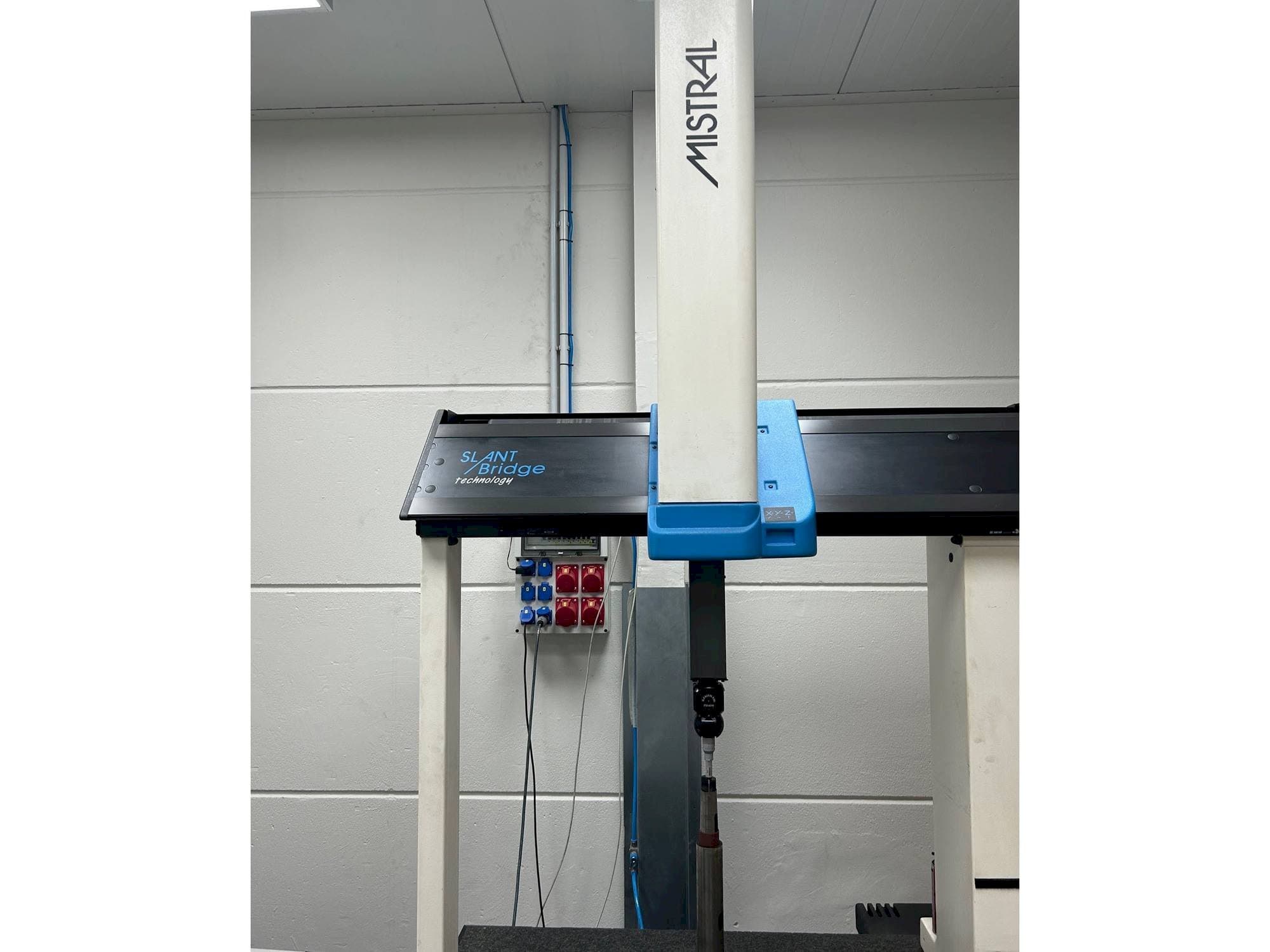 Frontansicht der DEA Mistrall  Maschine