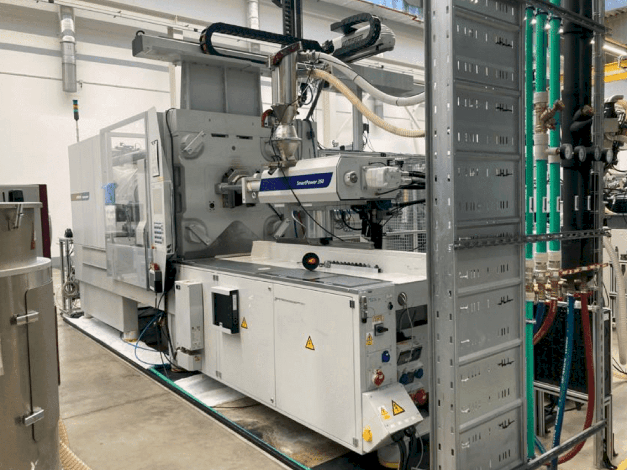 Frontansicht der WITTMANN Battenfeld SmartPower 350/1000 UNILOG BGP  Maschine