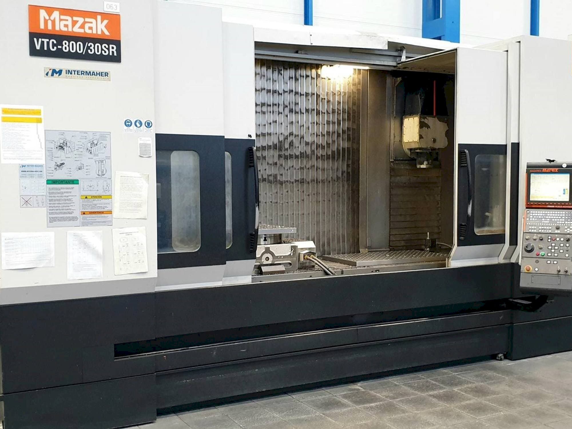 Frontansicht der Mazak VTC-800/30SR  Maschine
