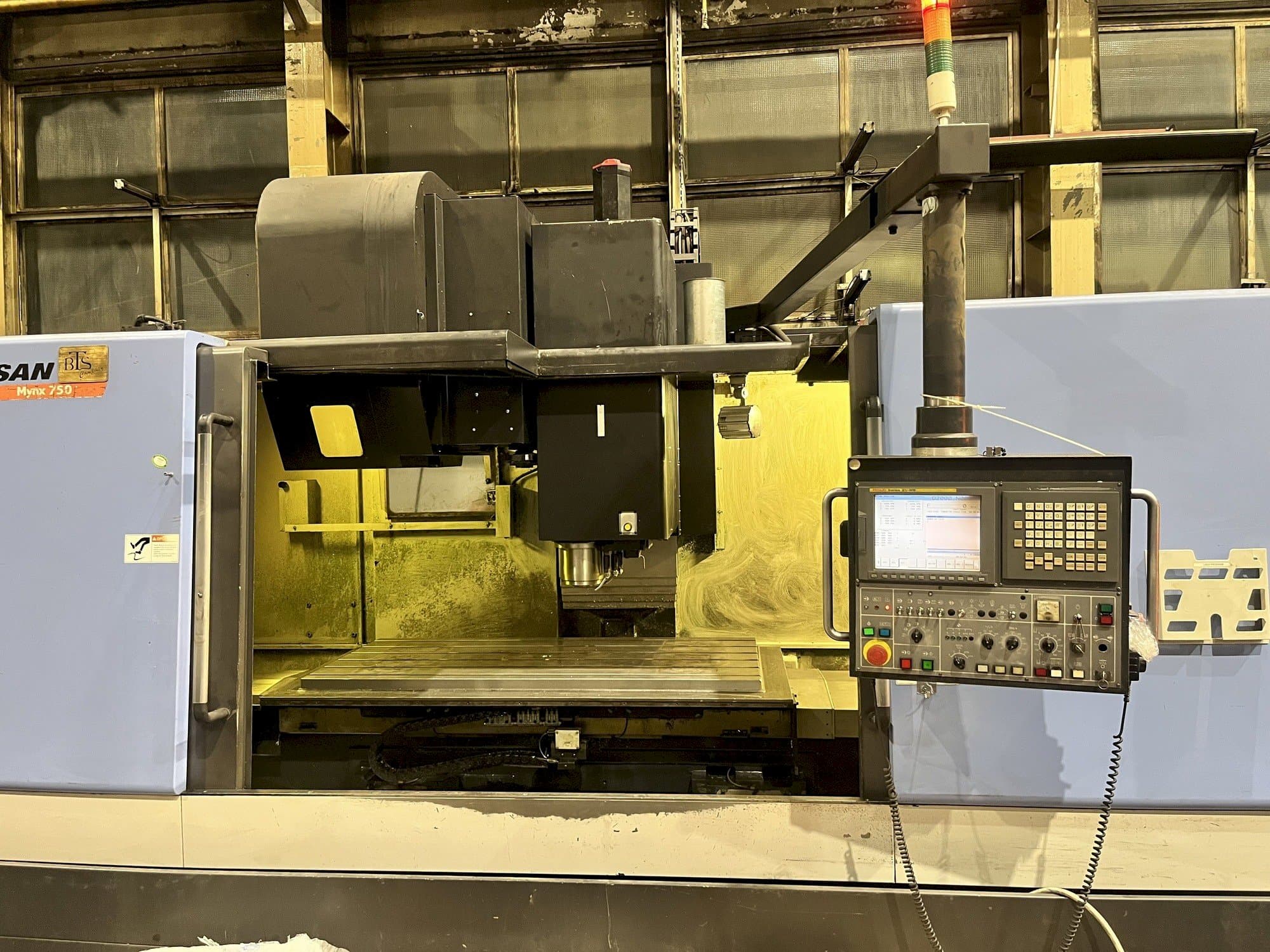 Frontansicht der Doosan MYNX 750  Maschine