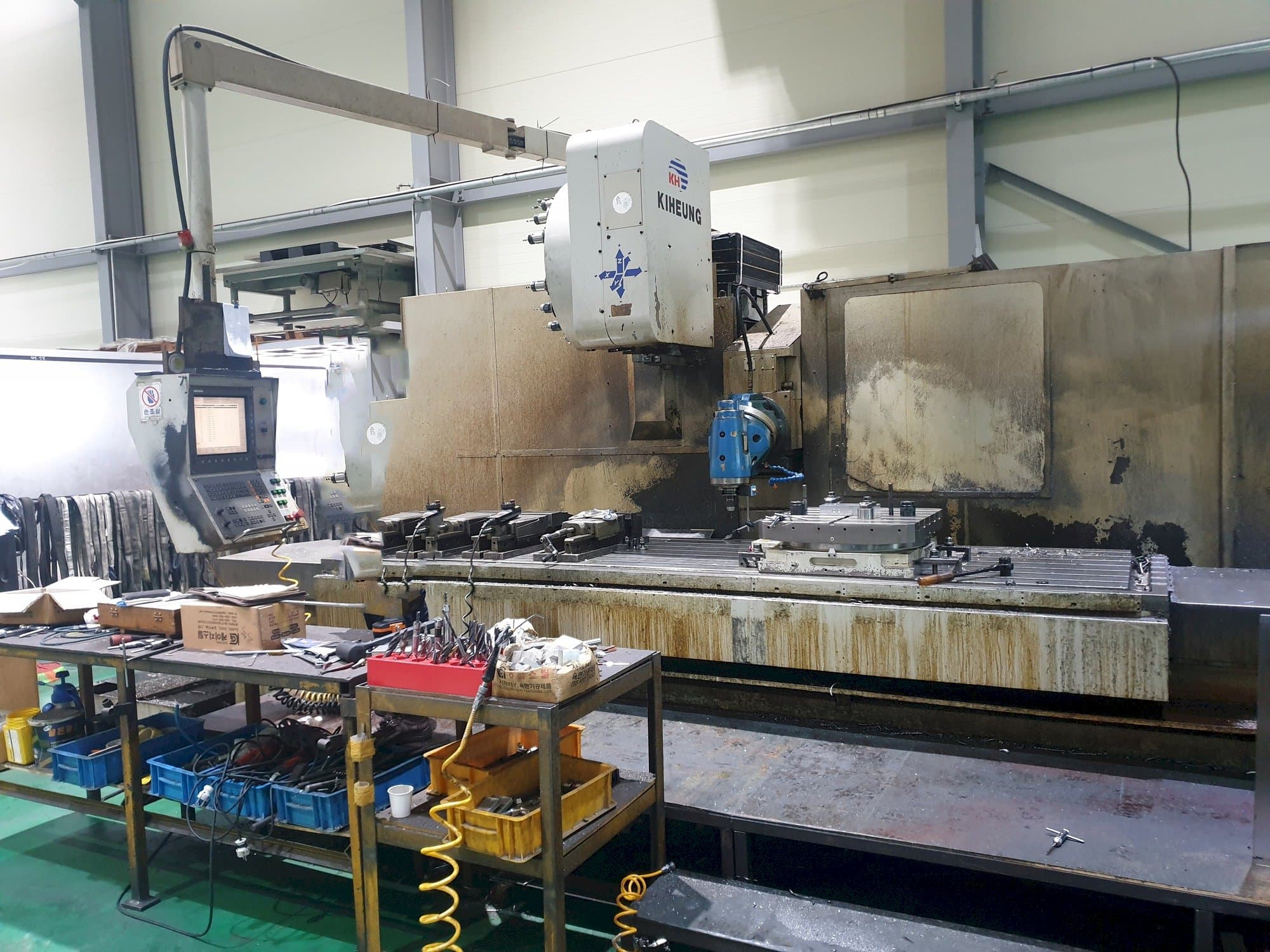 Frontansicht der KIHEUNG KNC-U1000  Maschine