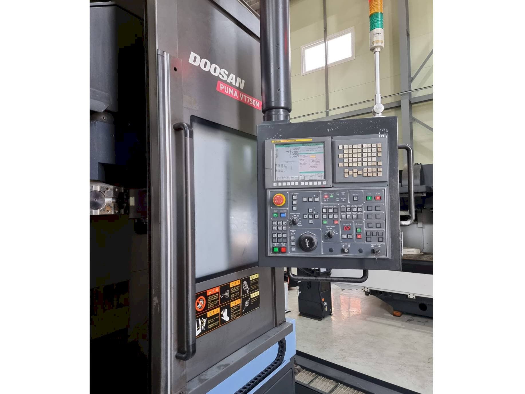 Linke Seitenansicht der Doosan Puma VT750M  Maschine