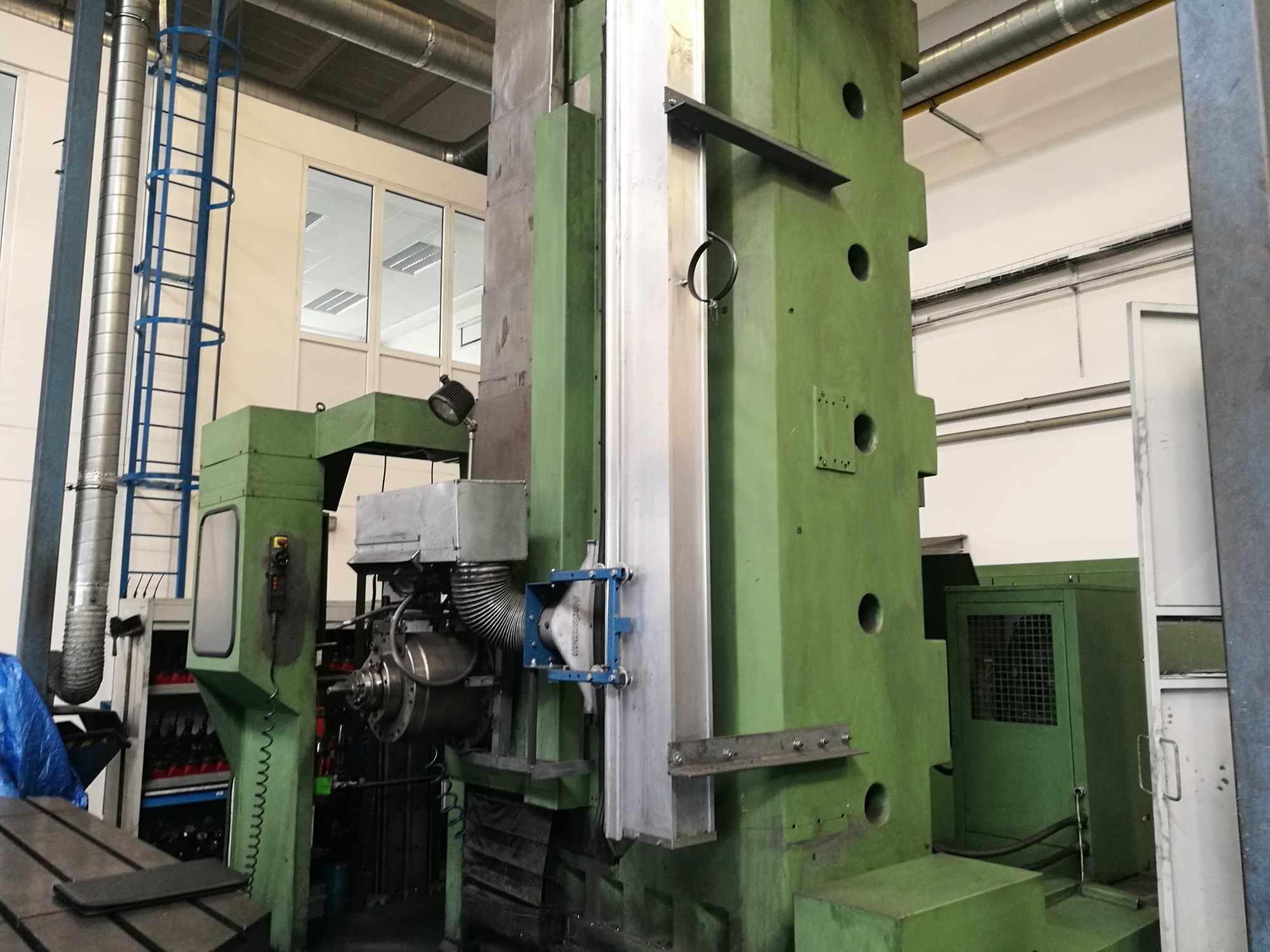 Frontansicht der TOS WHN 130 Maschine