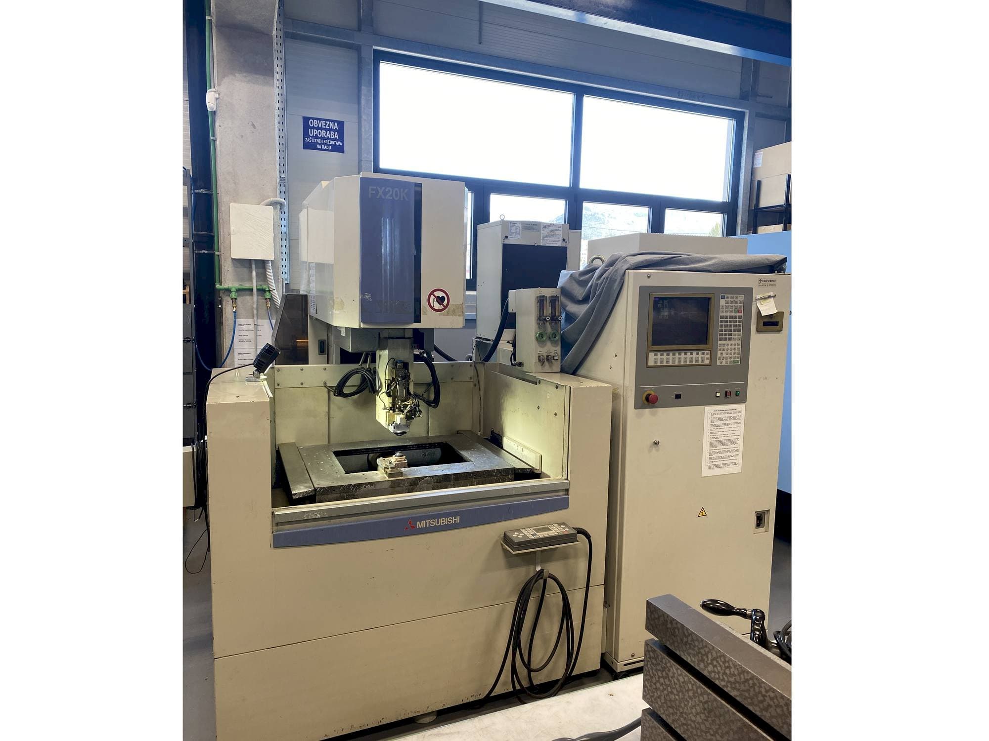 Frontansicht der Mitsubishi FX20K  Maschine