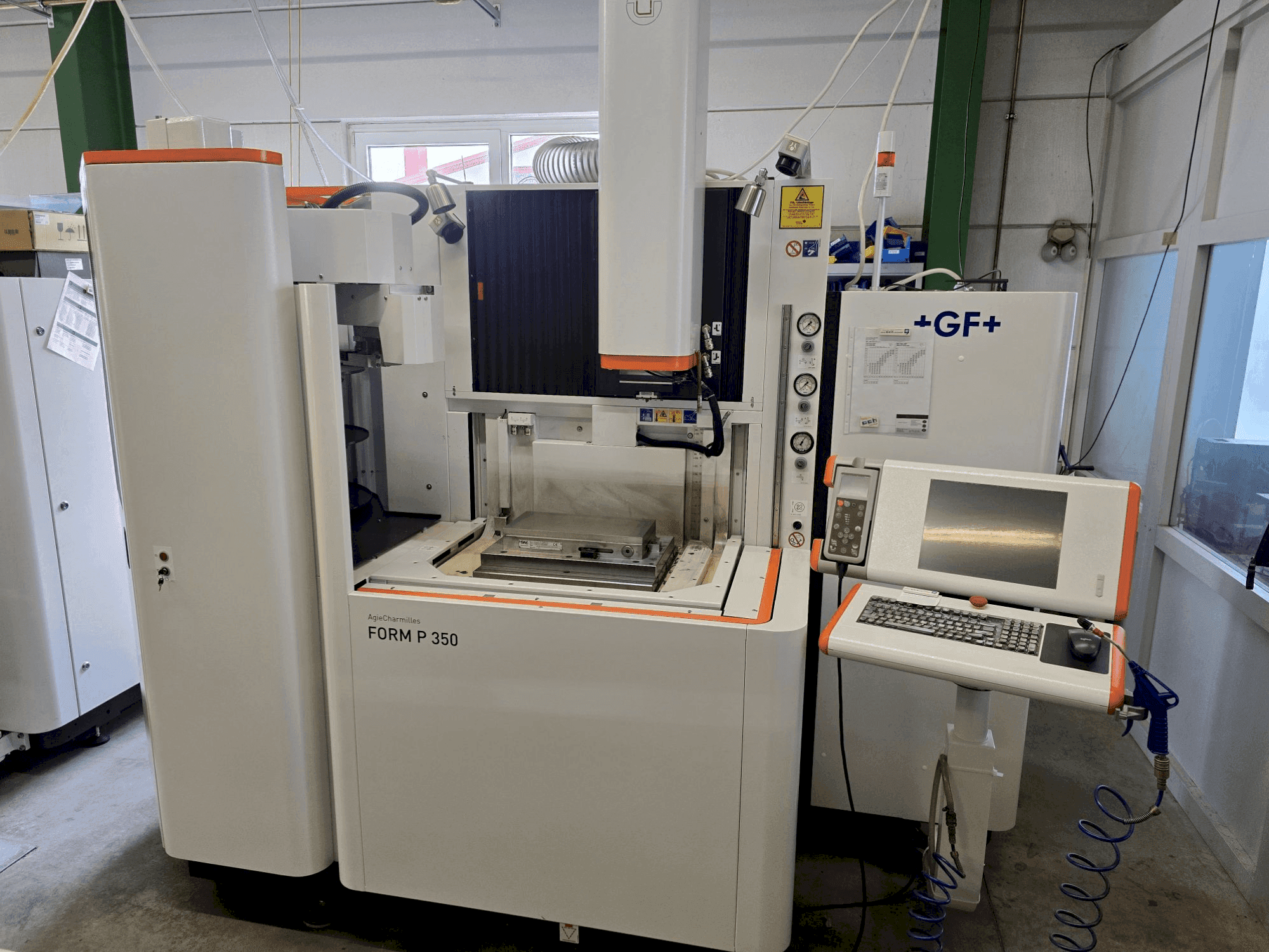 Frontansicht der AgieCharmilles FORM P 350  Maschine