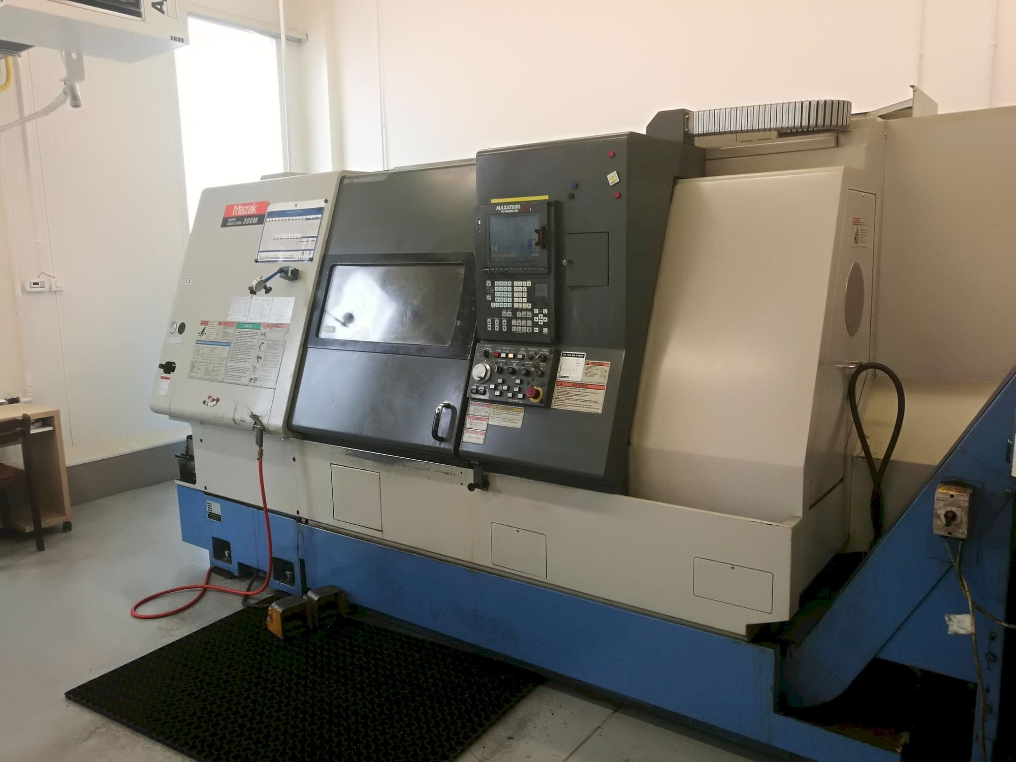 Frontansicht der Mazak SQT-300M  Maschine