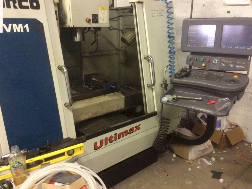 Frontansicht der Hurco VM 1  Maschine