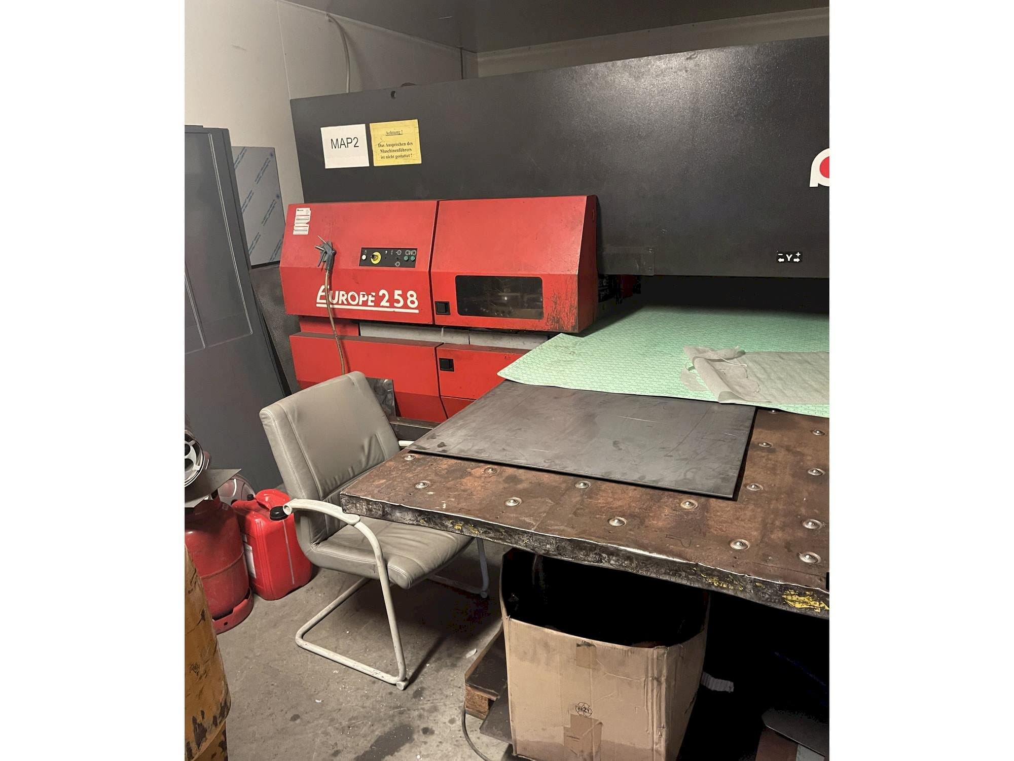 Frontansicht der AMADA Europe 258  Maschine