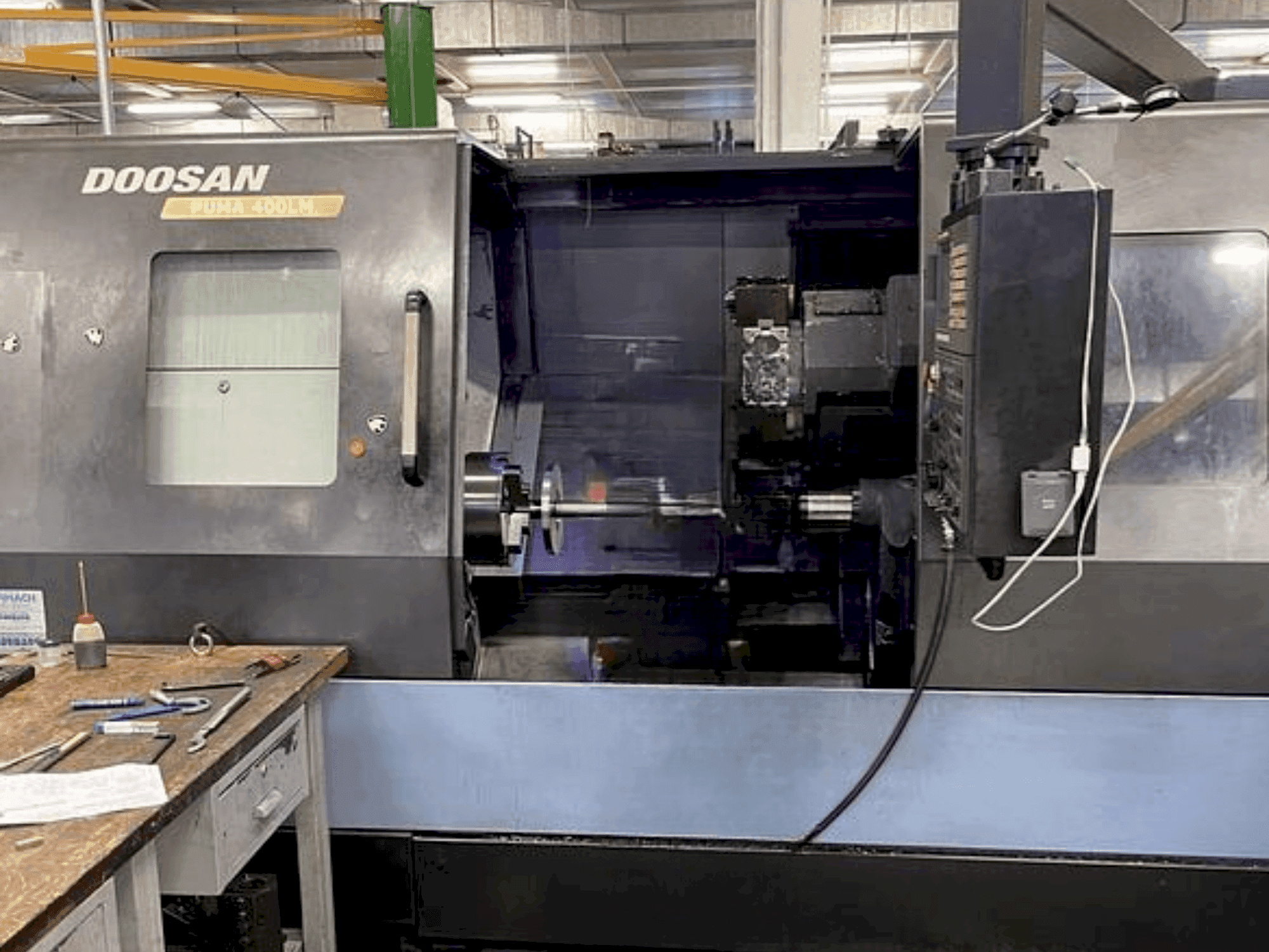 Frontansicht der DOOSAN Puma 400 LMA  Maschine