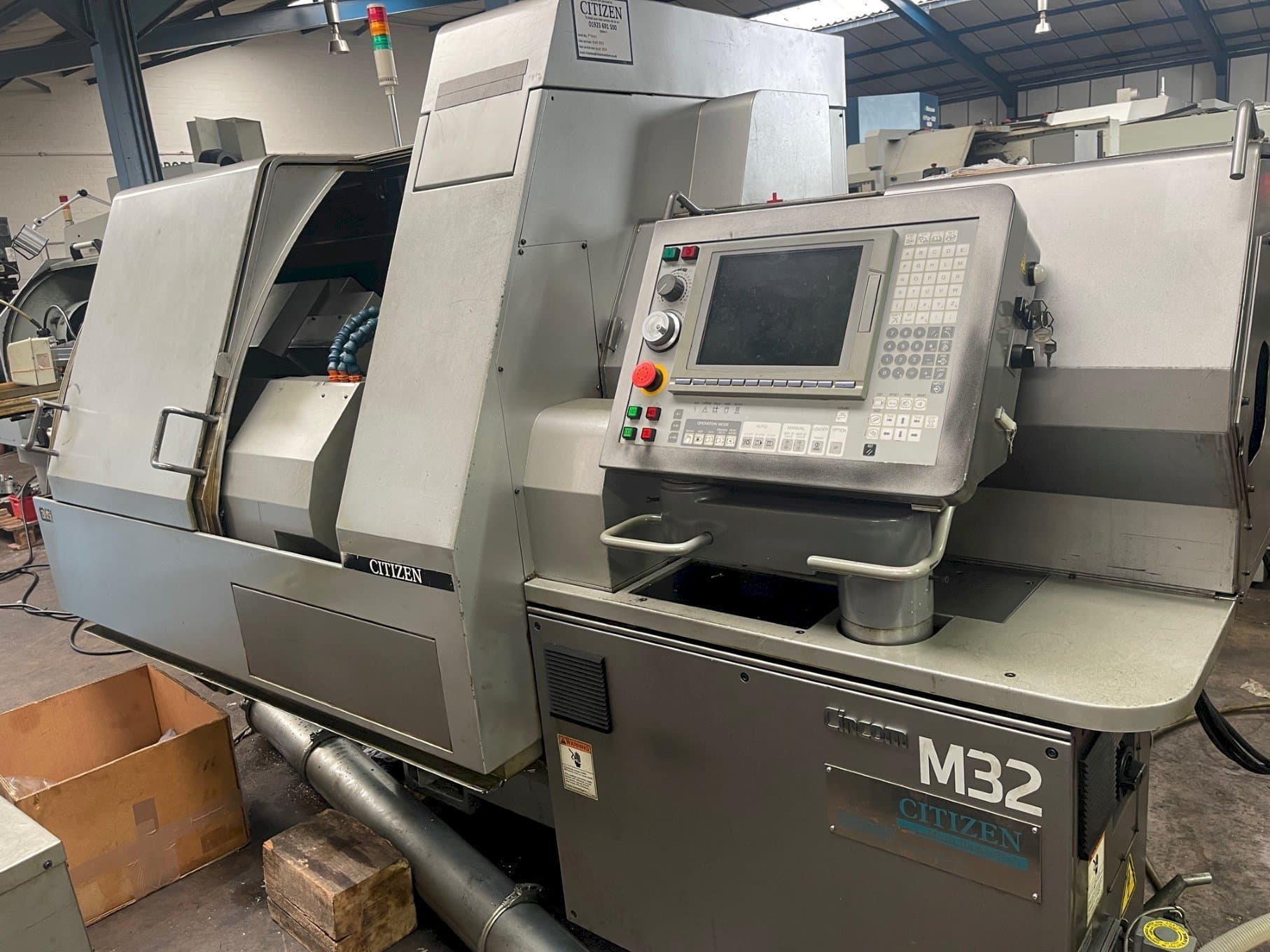 Frontansicht der Citizen M-32V  Maschine