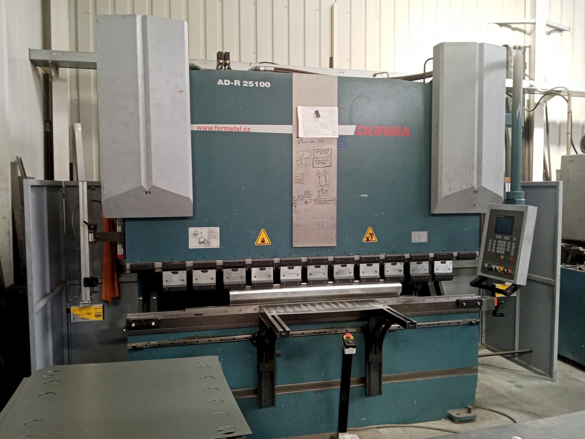 Frontansicht der Durma AD-R 25100  Maschine