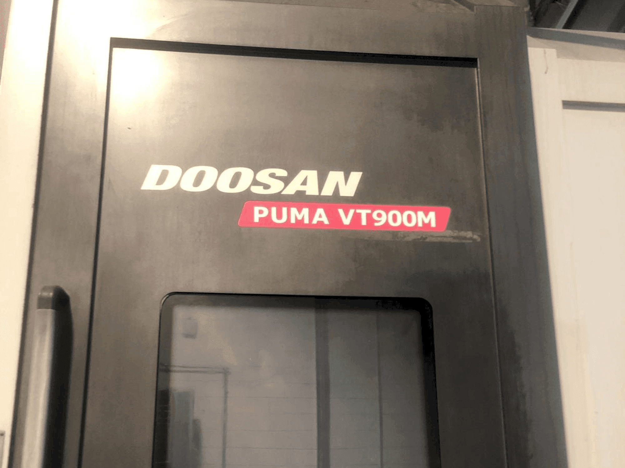 Frontansicht der DOOSAN Puma VT900M  Maschine
