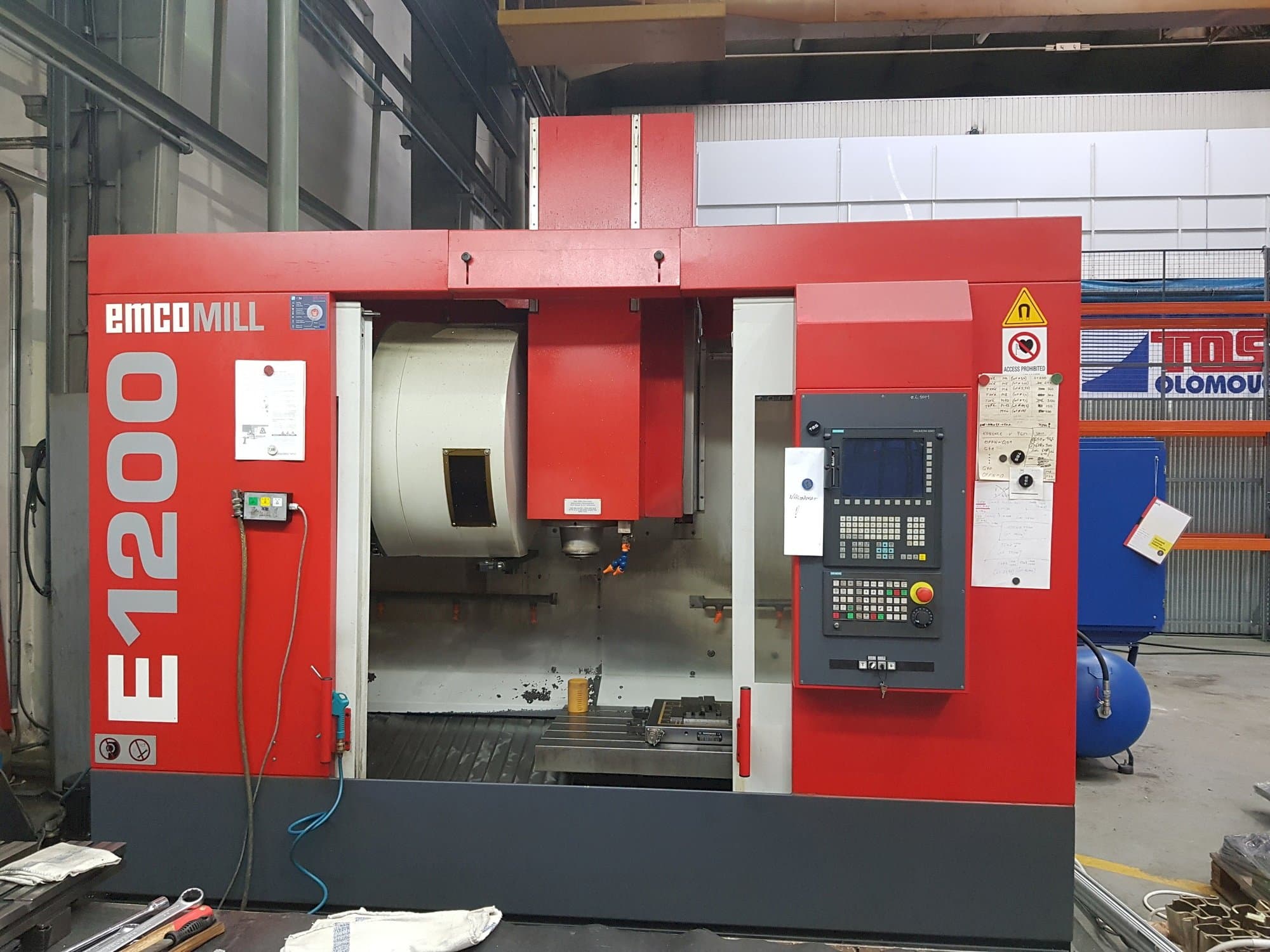 Frontansicht der EMCO Emcomill E 1200  Maschine