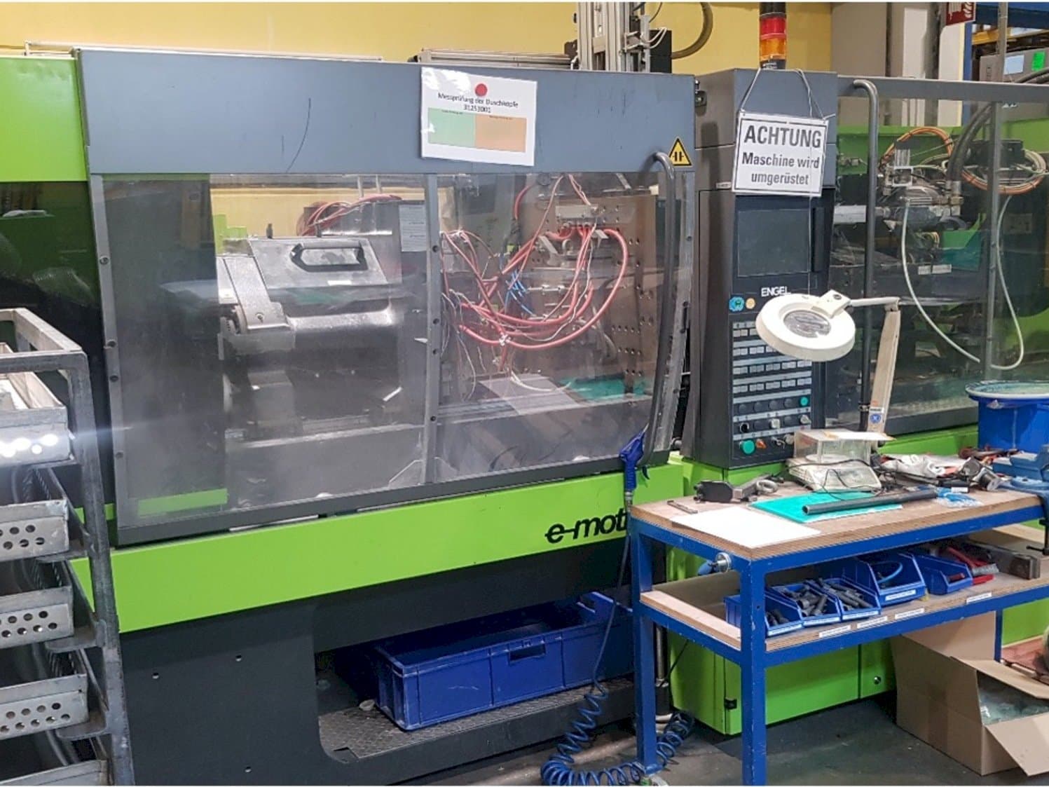 Frontansicht der ENGEL e-motion 200/100  Maschine