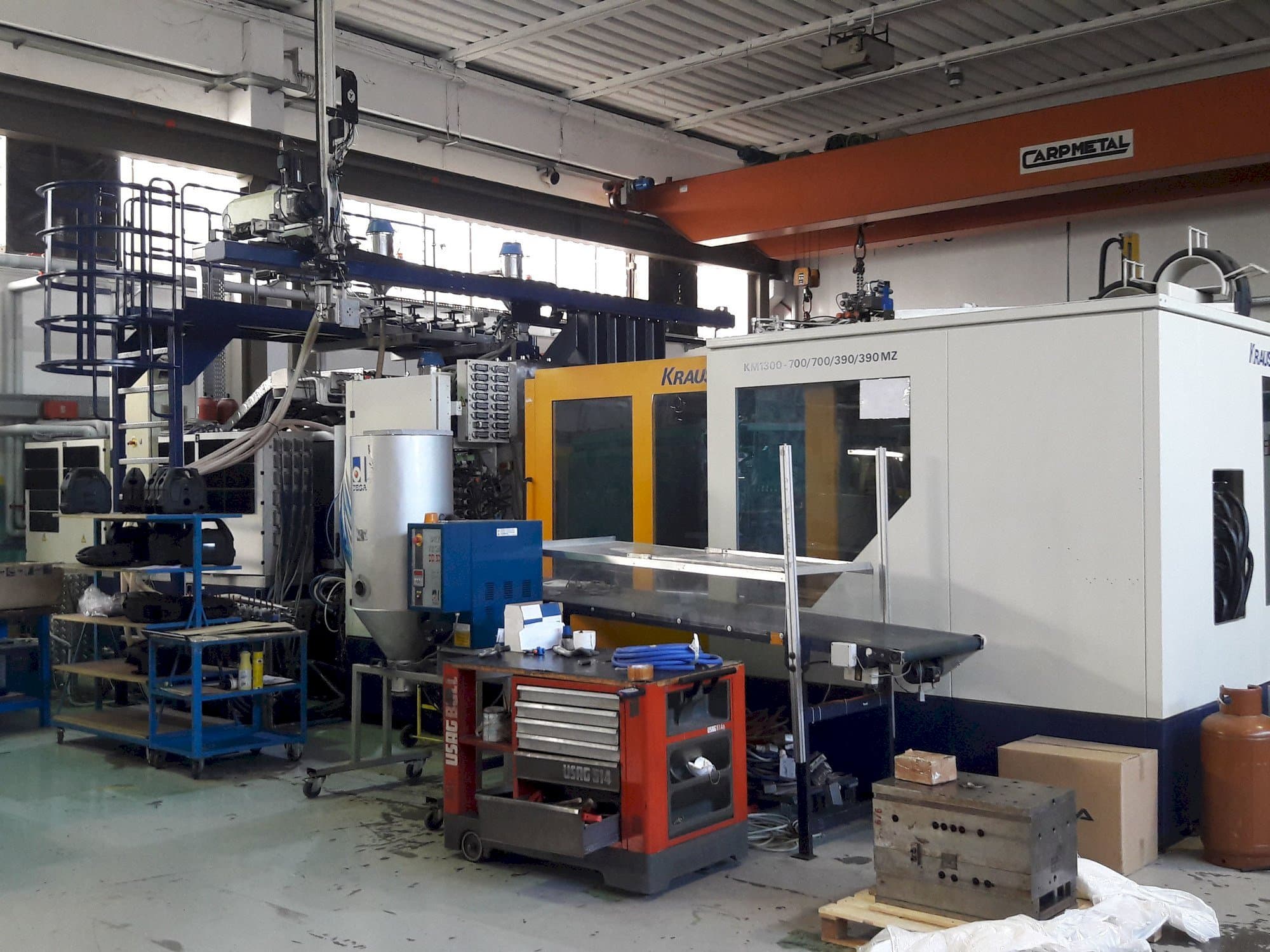 Frontansicht der Krauss Maffei 1300-700-700-390-390 MZ  Maschine