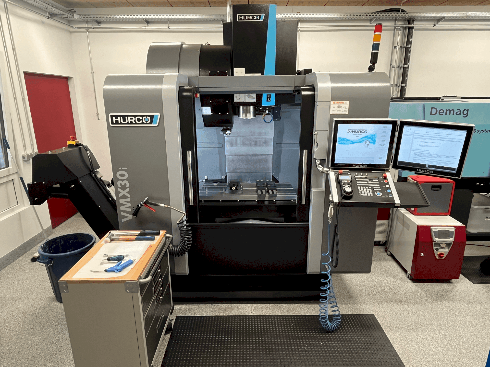 Frontansicht der Hurco VMX30i  Maschine