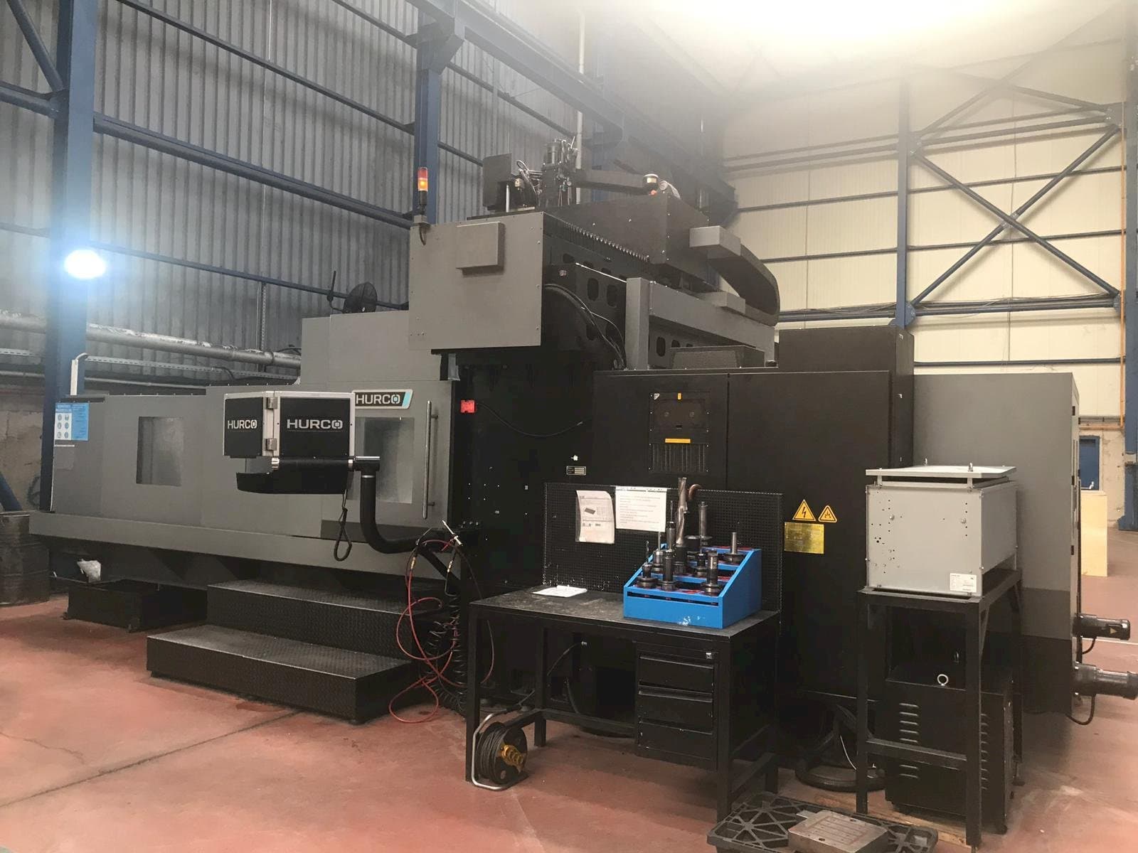 Frontansicht der Hurco DCX 32i  Maschine