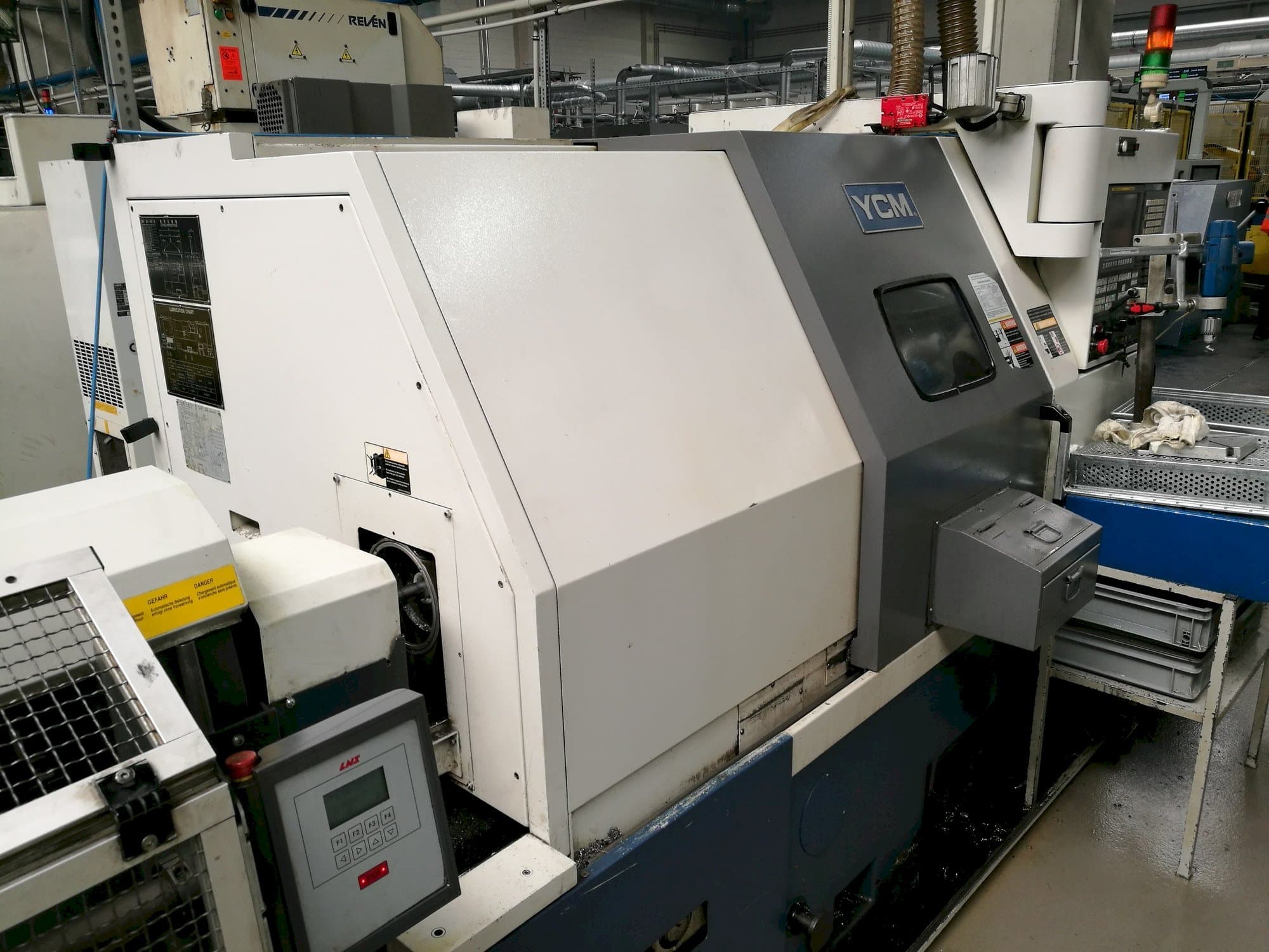 Frontansicht der YCM GT-250A Maschine