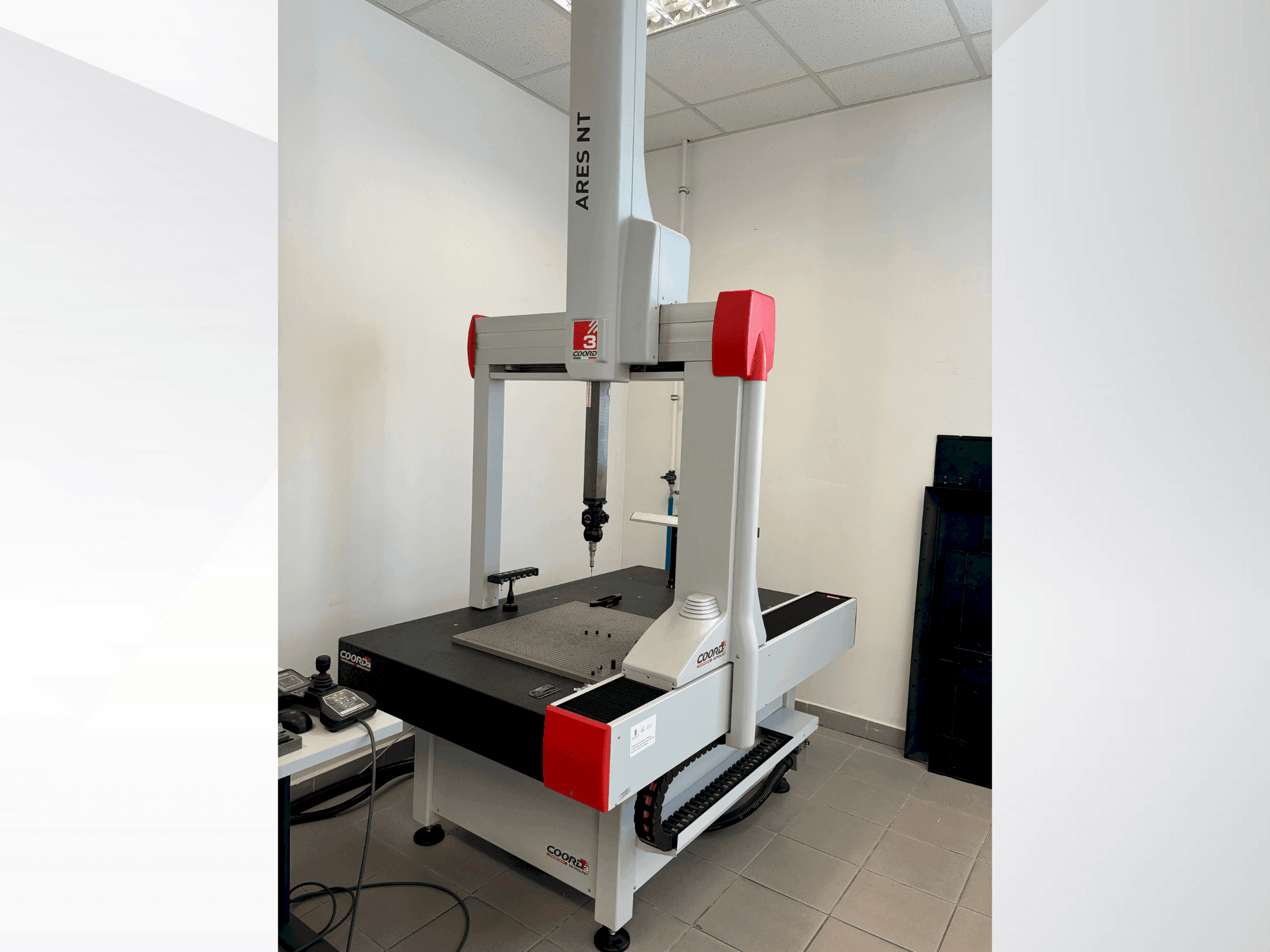 Frontansicht der Coord3 ARES NT  Maschine