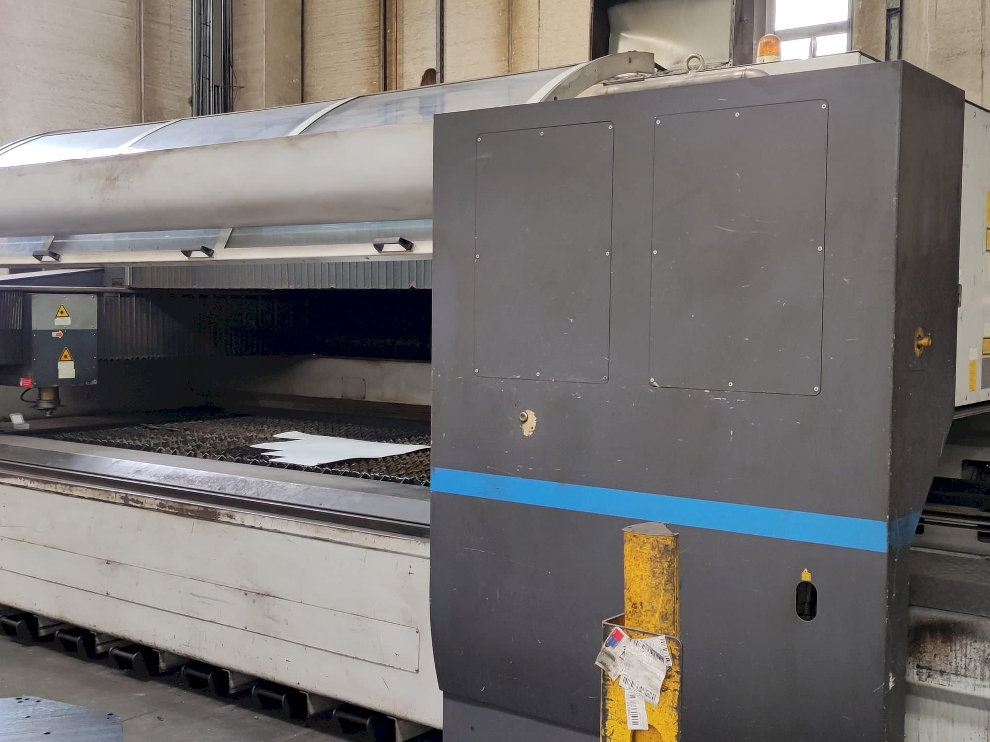 Frontansicht der LVD AXEL 3015 S  Maschine