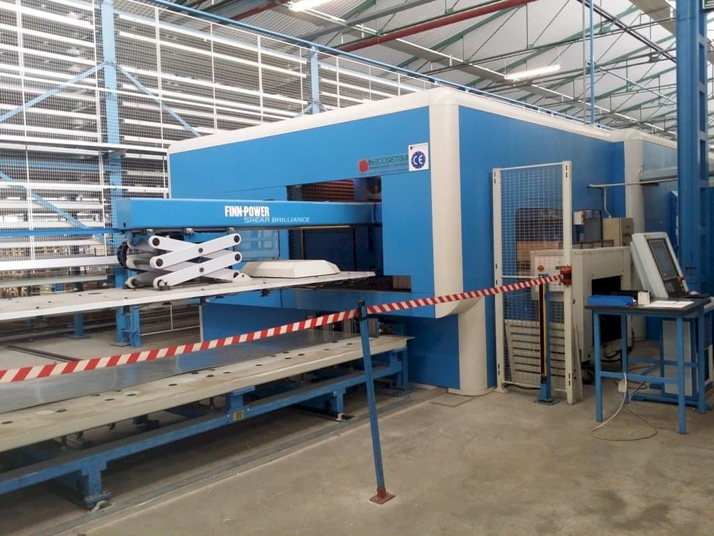 Frontansicht der Finn-Power SB8  Maschine