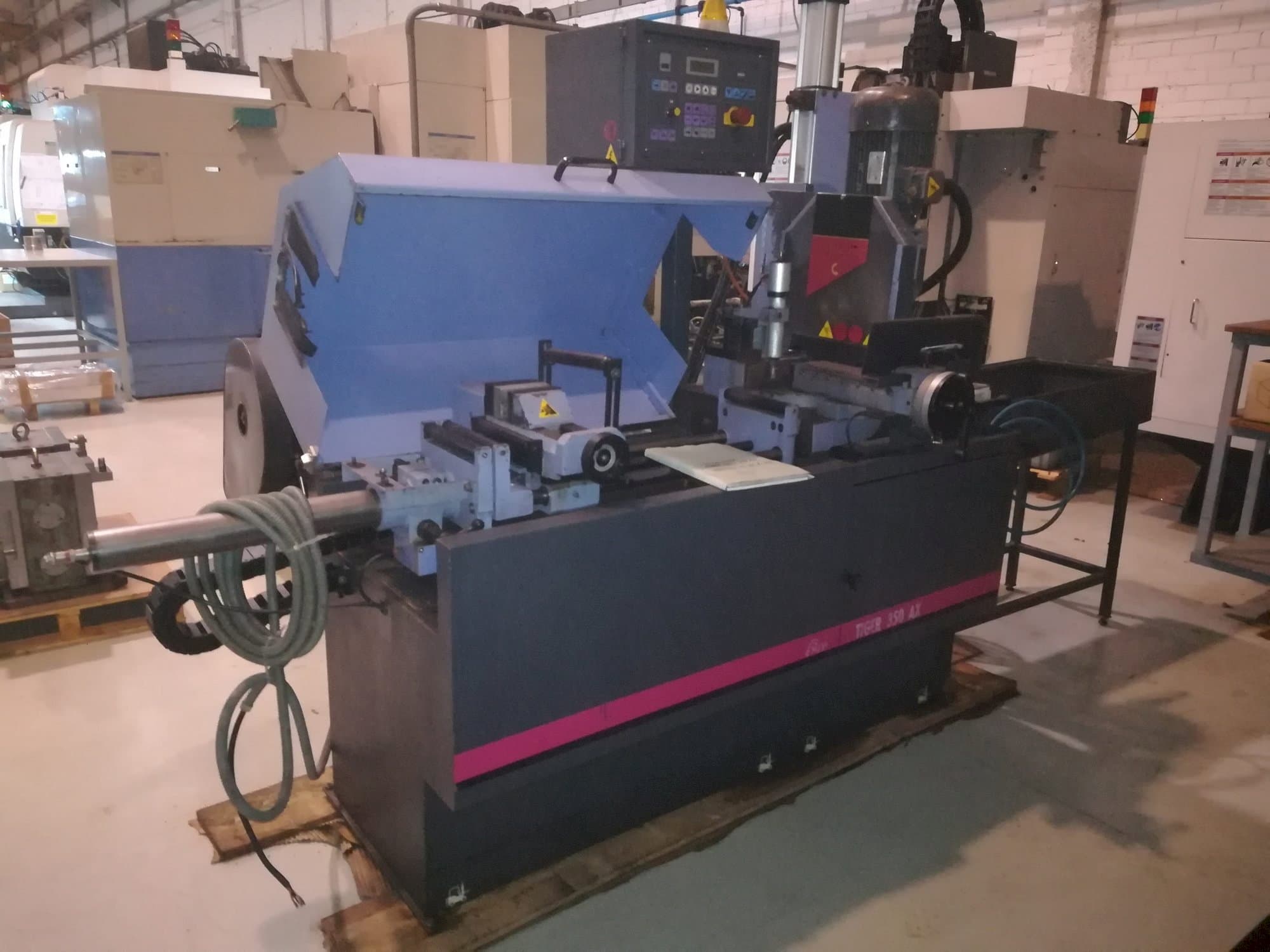 Frontansicht der MEP TIGER 350 AX  Maschine