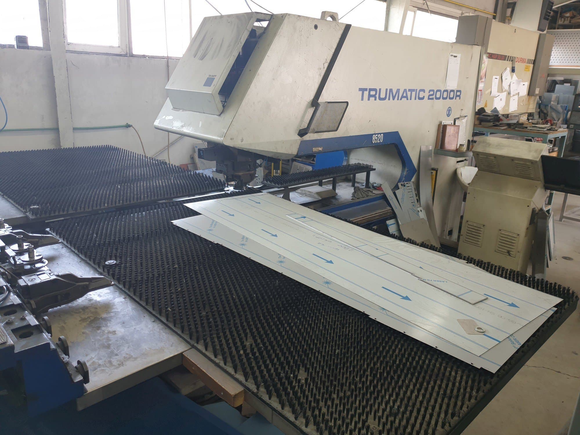 Frontansicht der Trumpf Trumatic 2000R  Maschine
