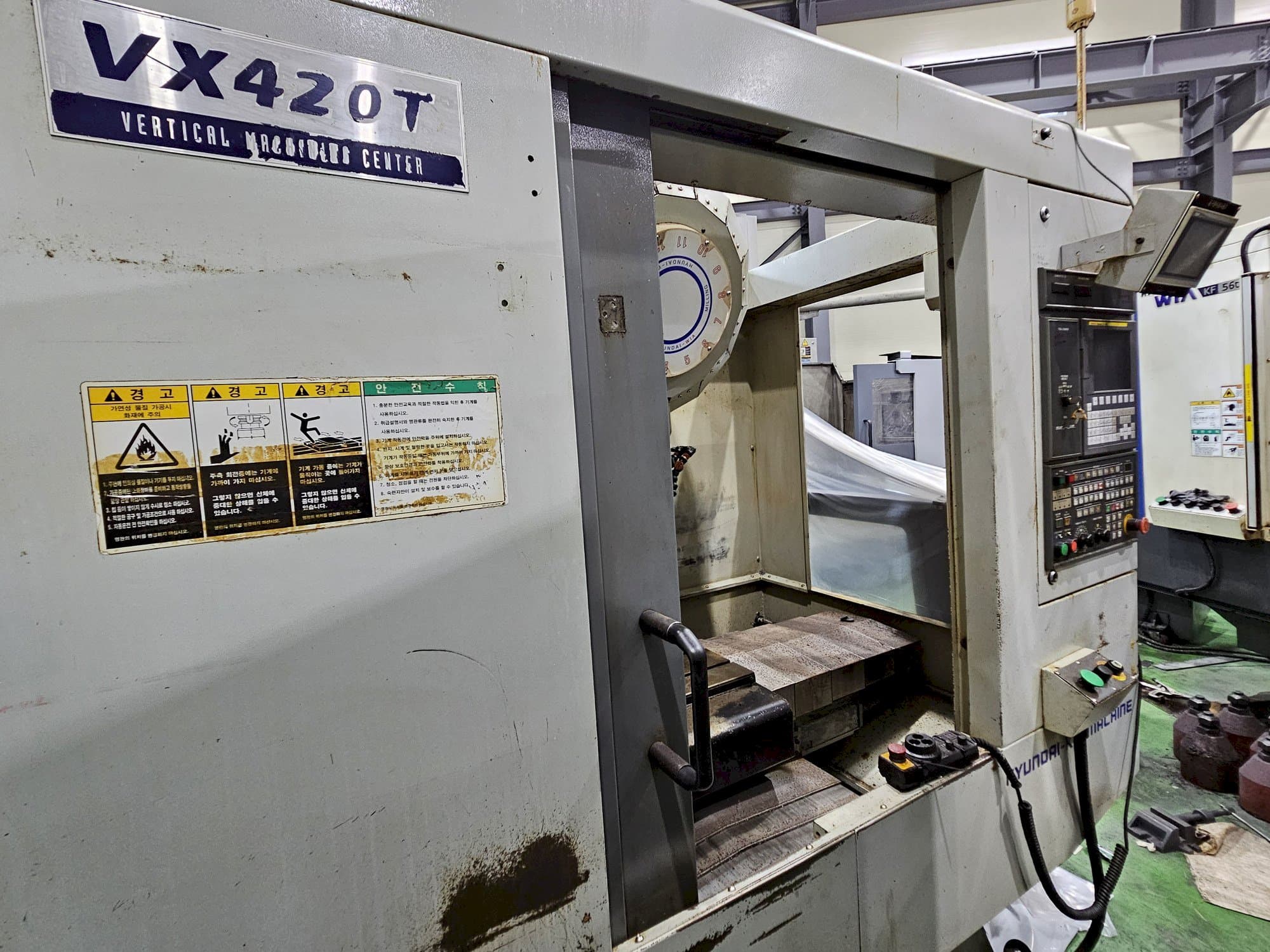 Frontansicht der Hyundai Wia VX420T  Maschine