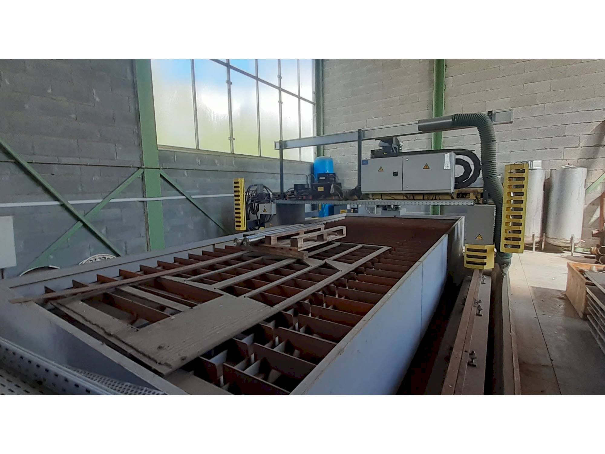 Linke Seitenansicht der ESAB Suprarex SXE-HD 3500  Maschine