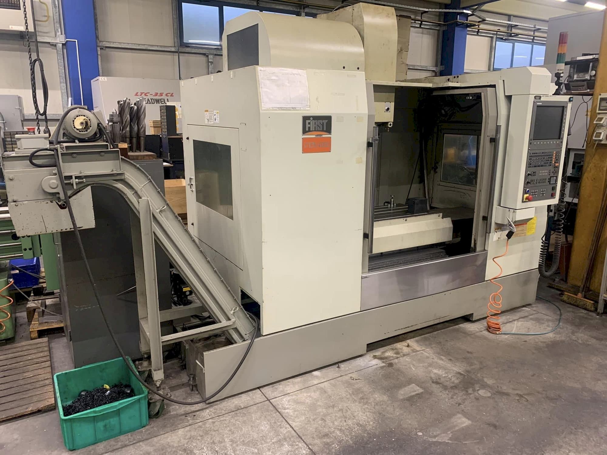 Frontansicht der FIRST MCV 1000  Maschine