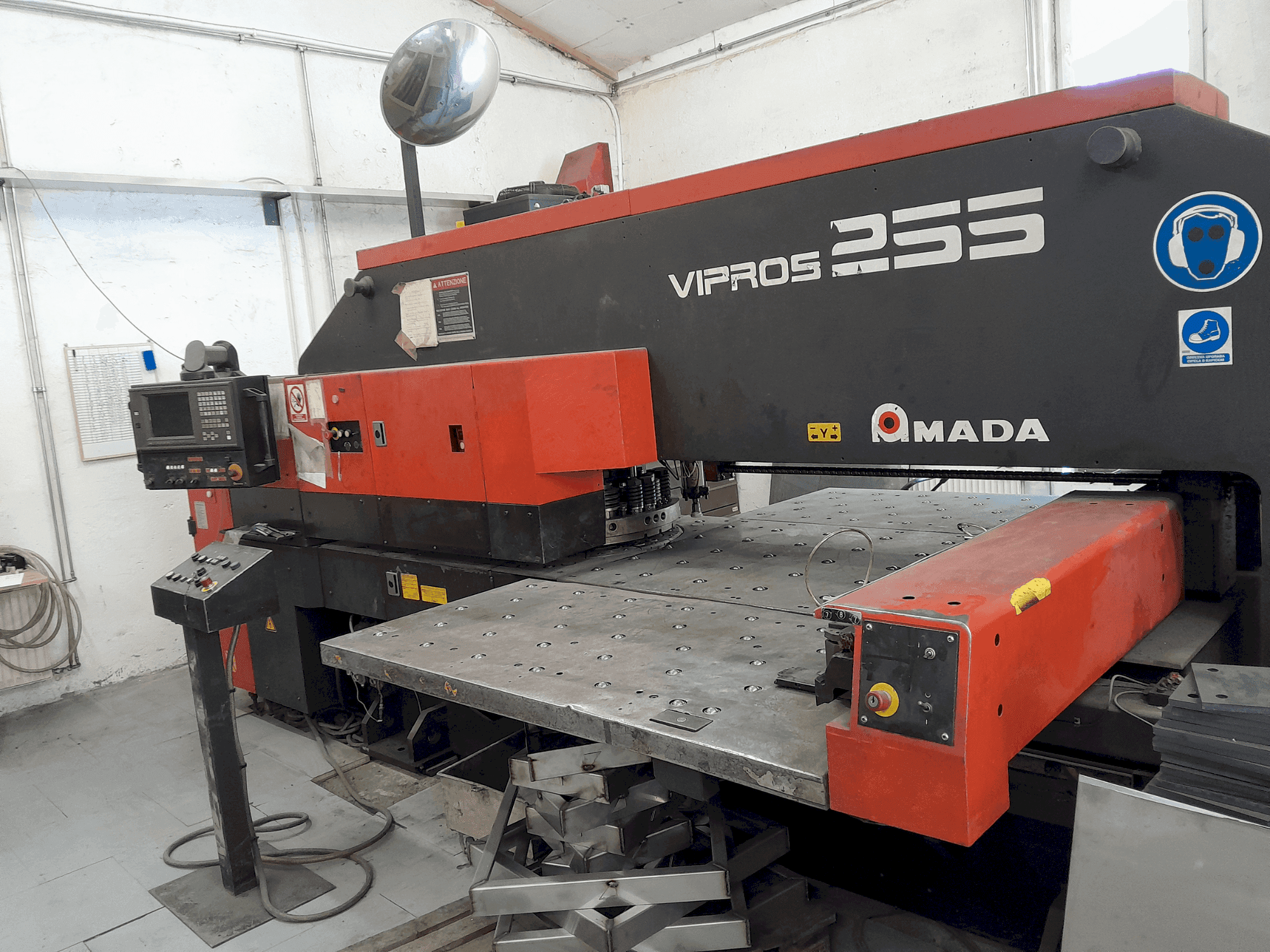 Frontansicht der AMADA Vipros 255  Maschine