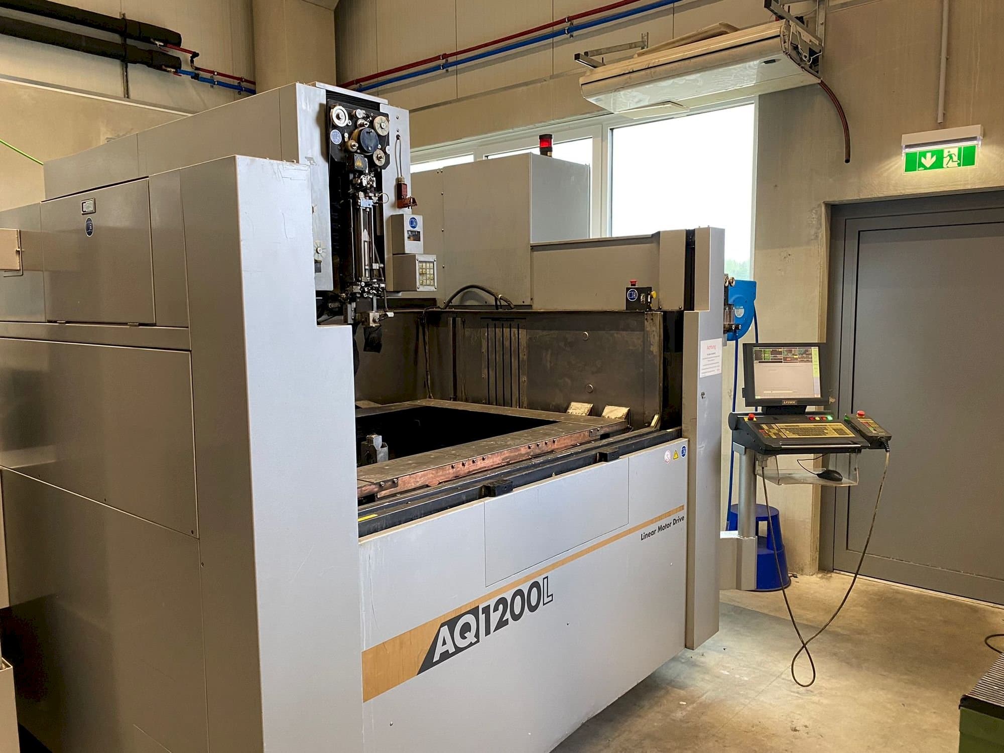 Frontansicht der Sodick Pn1200t  Maschine