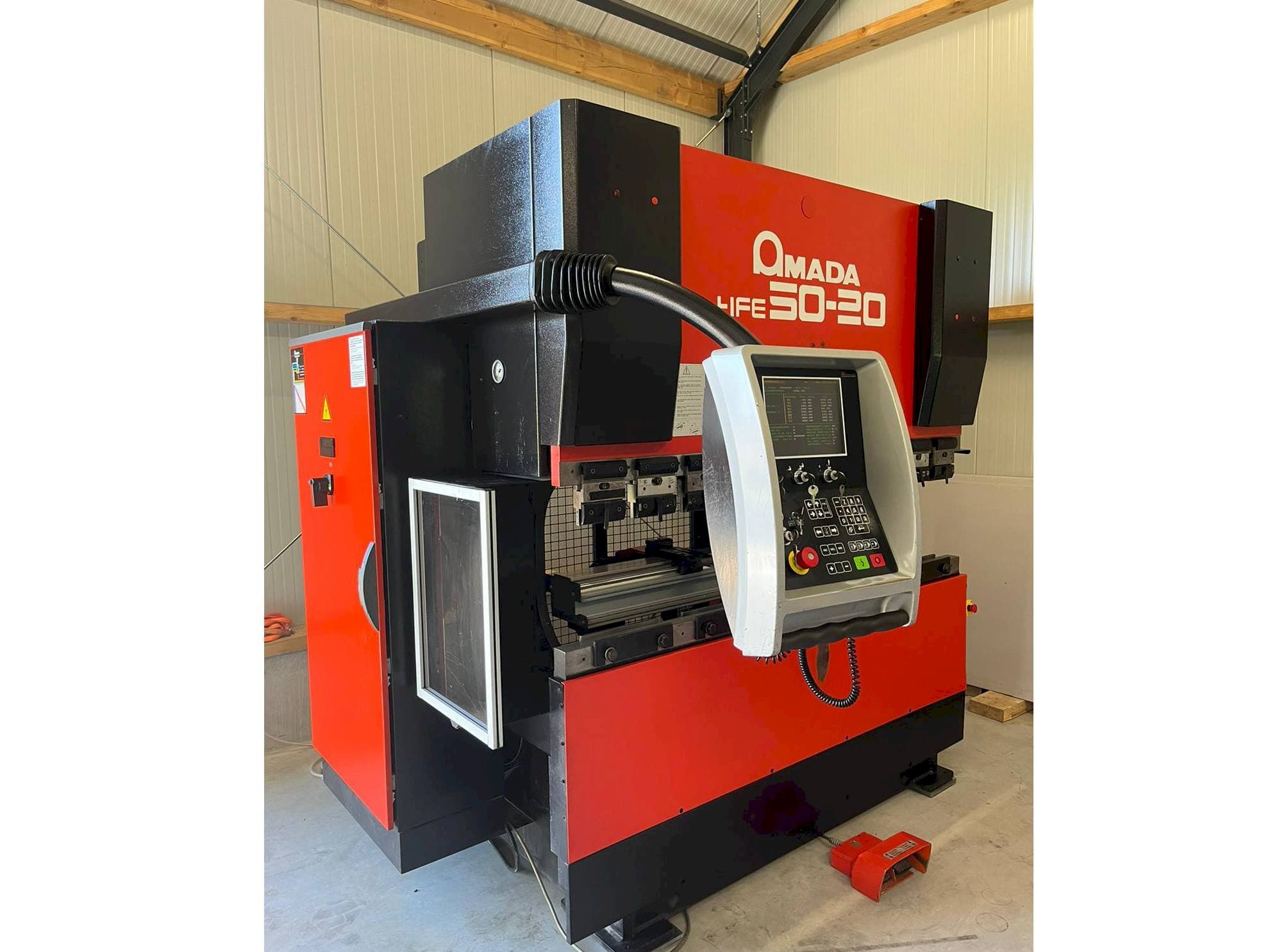 Frontansicht der AMADA HFE 50 20  Maschine