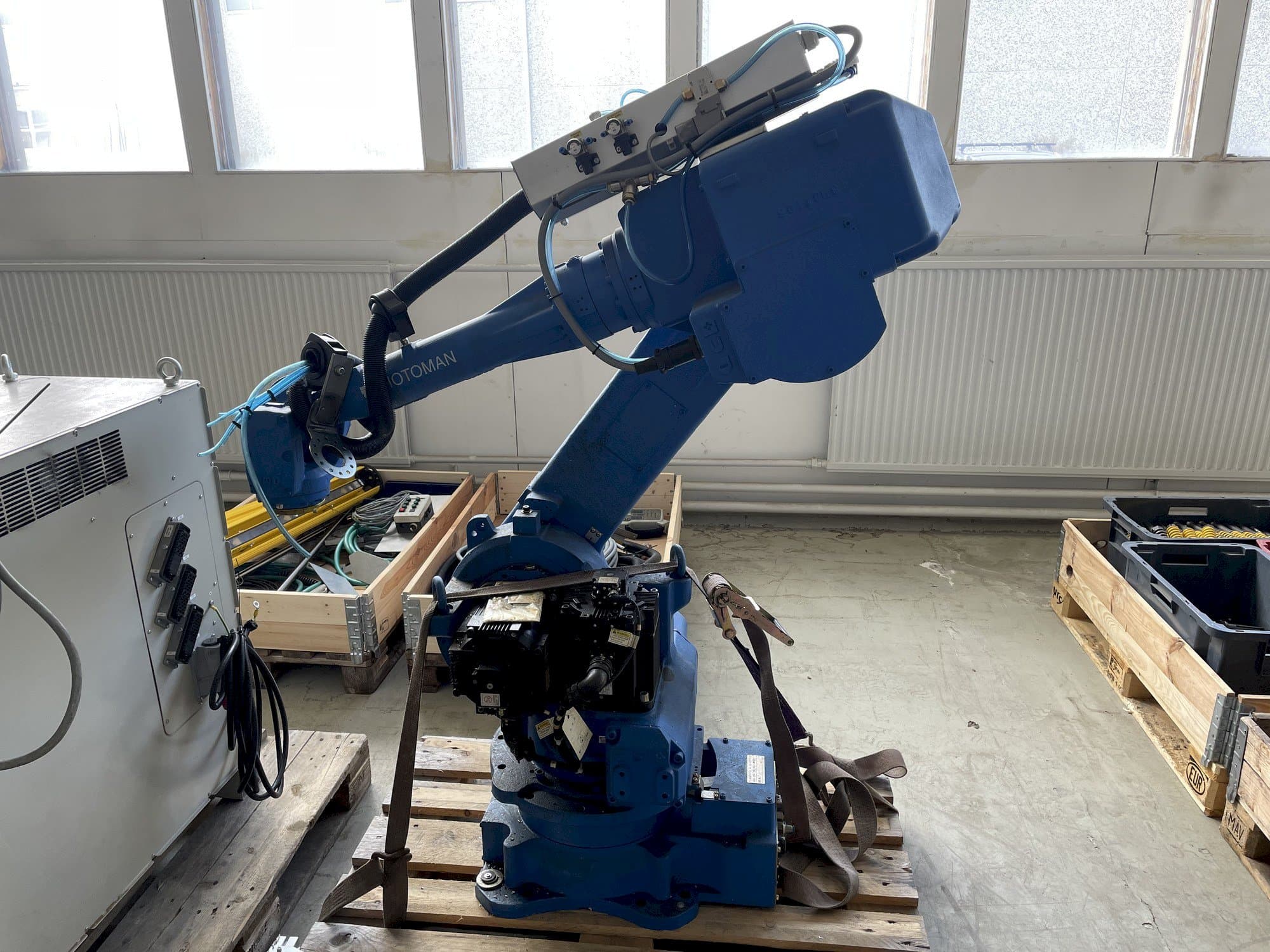 Frontansicht der MOTOMAN NX100 80KG  Maschine