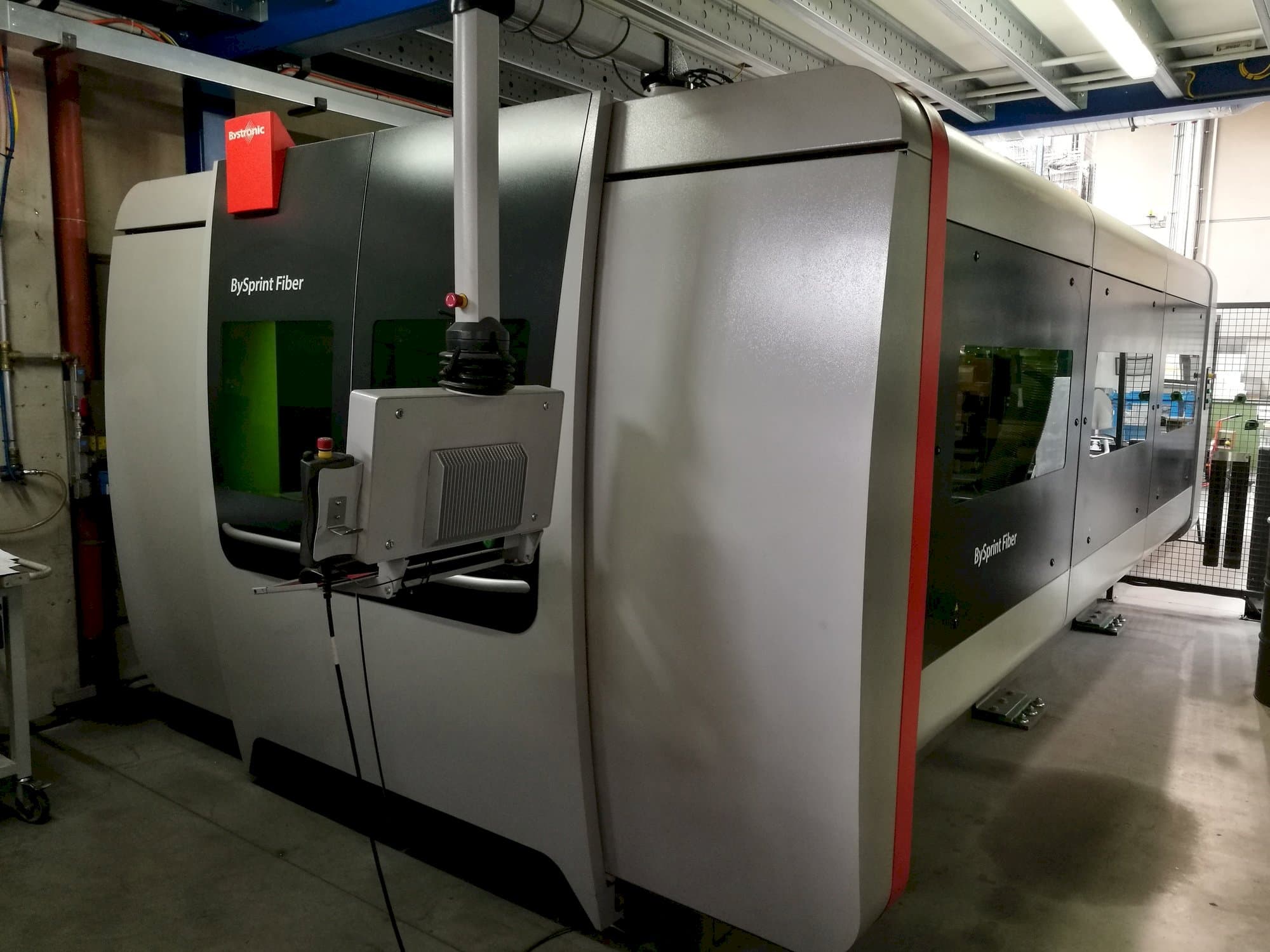 Frontansicht der Bystronic BySprint Fiber 3015  Maschine
