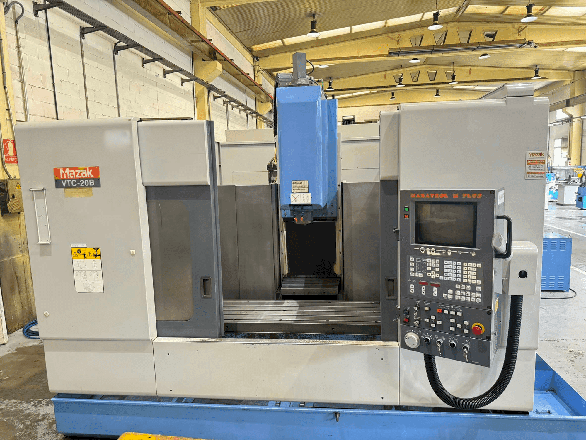 Frontansicht der Mazak VTC 20 B  Maschine