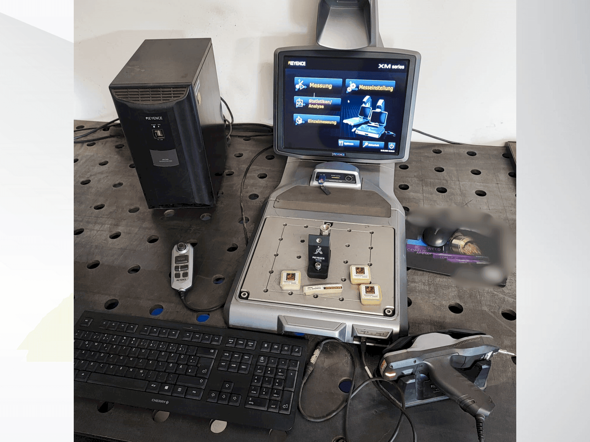 Frontansicht der KEYENCE XM-1000  Maschine