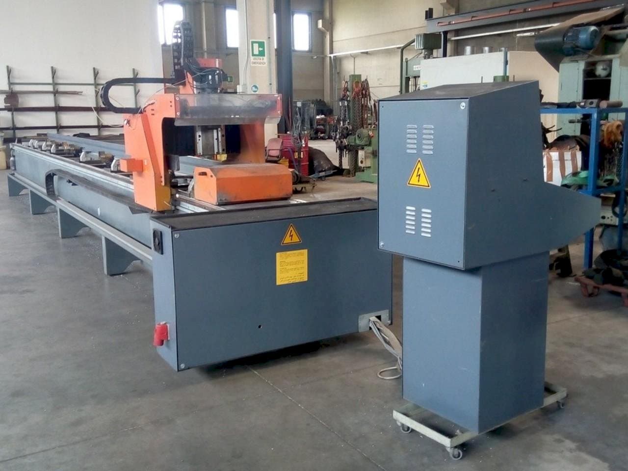 Frontansicht der Tekna UT 426/3  Maschine