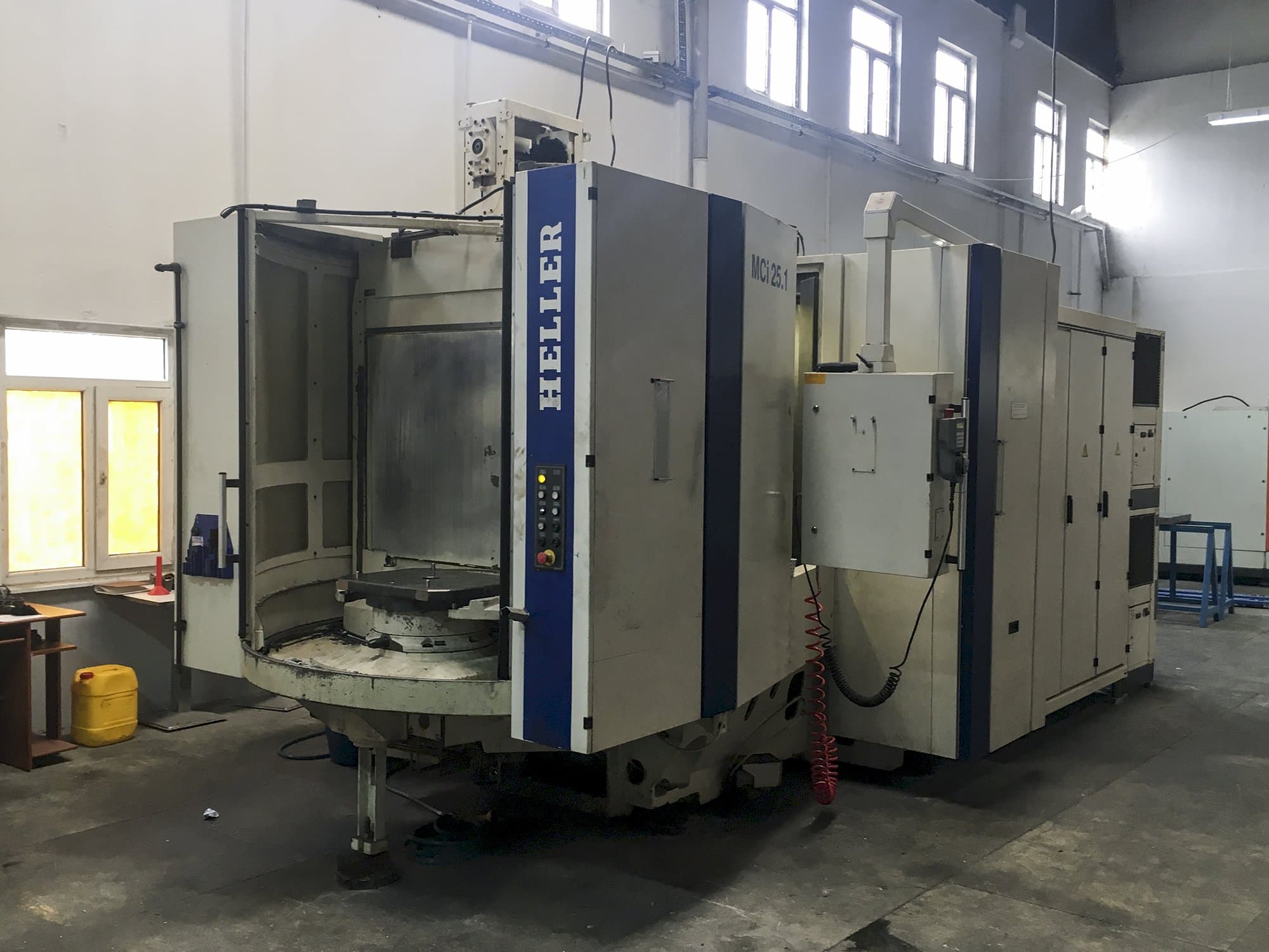 Linke Ansicht der HELLER MCi 25 Maschine